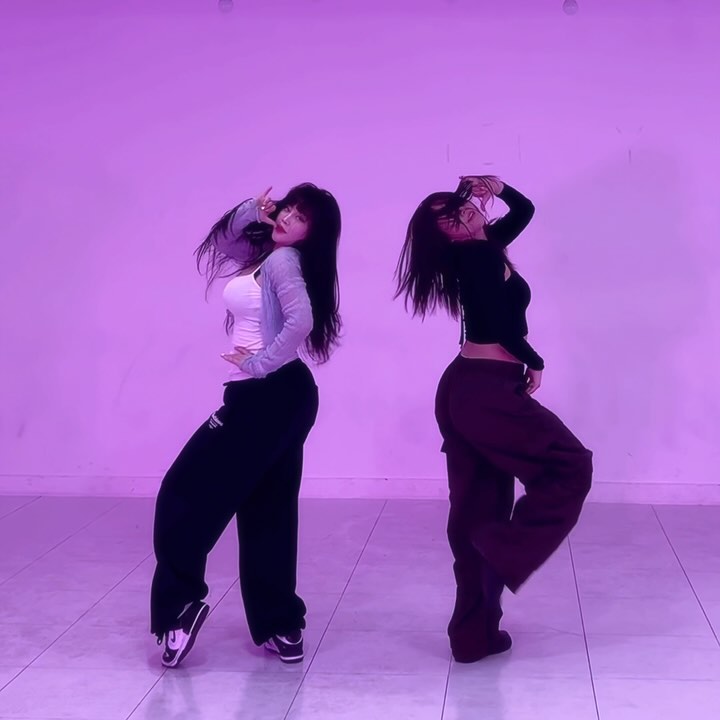 X bibiforendtheto 

어려워도 해내는 우리 -✨
또 하자 ,, 티벳 딱 대

🎧 #주지마 satgotloco _mariahwasa 
🧠 bibiforendtheto hyosssi 

#reelsinstagram #dancevideo #dancer #choreography #choreo #loco #hwasa #kpop #로꼬 #화사 #케이팝 #코레오 #안무 #연습