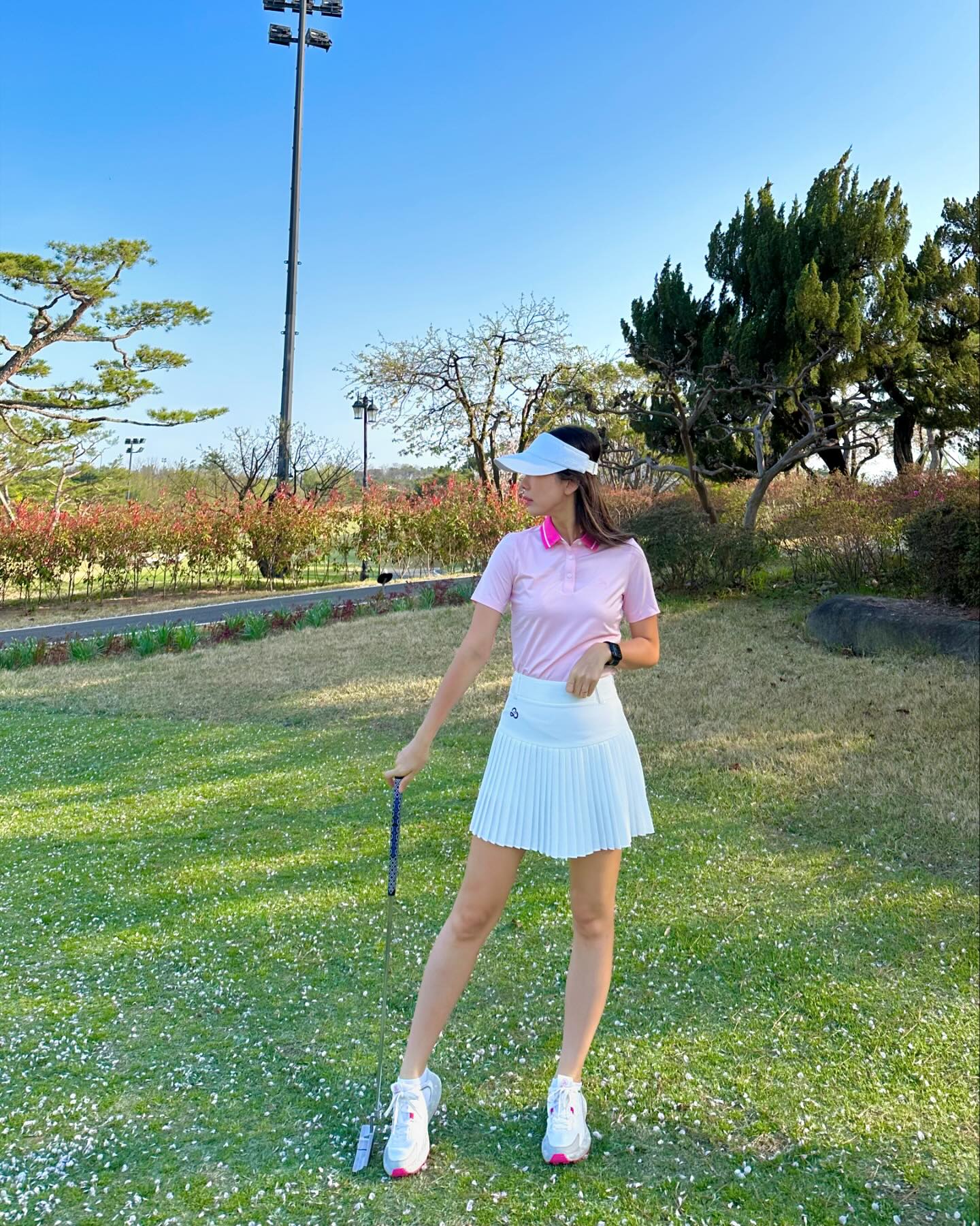 #협찬
봄 답게 너무 예쁜 핑크핑크🌸🩷
흡수성이 뛰어난 원단이고 
너무 부드러워서 계속 만지고 싶어져요🥰

피부에 닿는 촉감도 너무 좋고 
수축이 적어서 탄성 회복률이 좋아요
아.묻.따 진짜 투에니스홀 원단 좋은거는 다들 알아줘야 해요✨
👕👗 20th_hole 
.
#투에니스홀 #20thhole #골프웨어 #골프 #여자골프웨어 #여자스포츠웨어 #스포츠 #스포츠웨어 #여름카라티셔츠 #여자카라티셔츠 #폴로티셔츠 #테니스 #테니스티셔츠 #테니스웨어