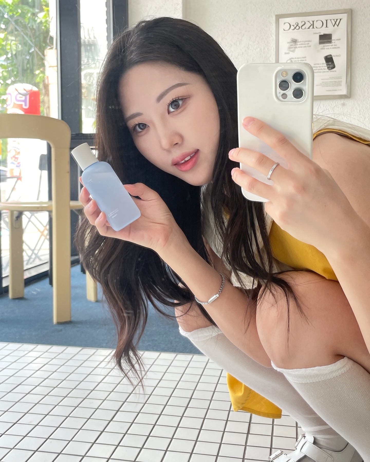 #제품협찬 
오어스 트리플 레이어 히알루론시카 7초 세럼 인 앰플💧

속수분 충전해주는 7초세럼, 메이크업 전 사용하면 화장이 잘 먹어서 데일리템이에요:) 밀림 전혀없고 은은한 수분광이 최고..👍

여러 번 레이어링해도 끈적임 없어서 가볍게 바르기 좋았어요..!
올인원세럼이라 토너,크림 여러가지 안 바르고 편하게 딱 7초세럼만 사용하기에 좋아요:) 진짜 잘 사용하는 찐템.. 추천합니당~

#오어스 #7초세럼 #청담동메이크업샵찐템 #화잘먹치트키 #여름철수분진정템 #7초앰플 #7초히알샷 #올리브영추천템