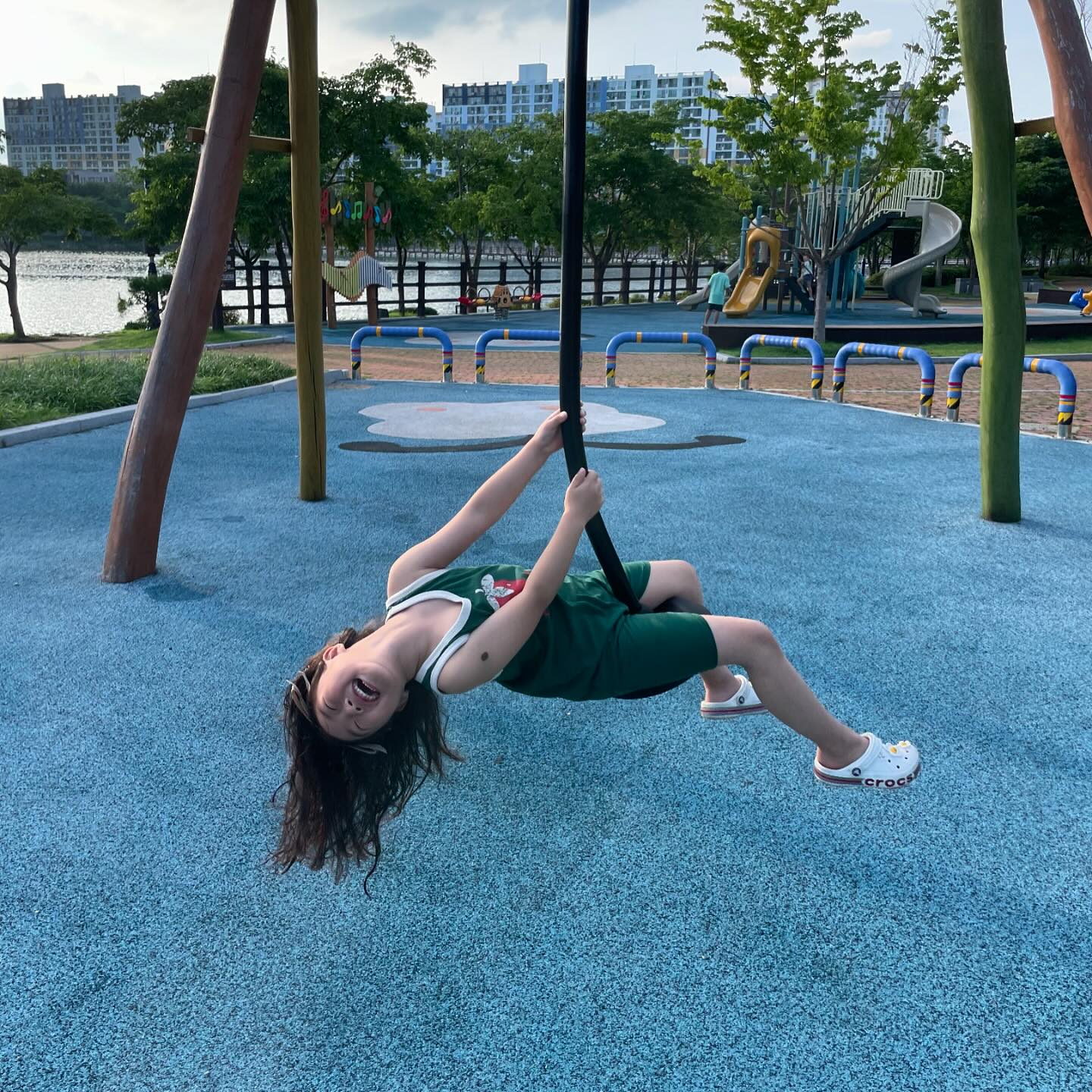 라엘 시온💚 :-) 

-

아이들과 티키타카 잘 맞는 나의 옥자씽,
#짚라인 백번씩 밀어주고

얼마나 재미있나 자기도 타본다고 함
ㅋㅋㄱㄱㅋㄱㄱㅋㅋㅋㄱㄱㅋㄱㄱㅋㅋ
라엘이가 밀어줌 ㅋㅋㄱㄱㄱㄱㄱㅋㅋ

옥자씨 E 
나 E 
이라엘 E 
이시온 E 

참 쉴새없이 넷 다 말 많음 ㅋㅋㄱㄱㅋㅋㅋㅋㅋ
그래서 즐겁지 아주 많이,🫶🏻

,