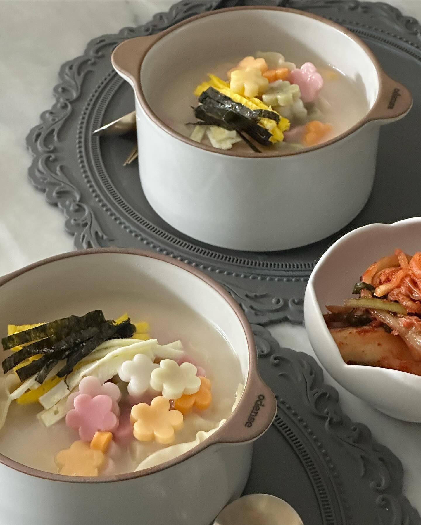 -

happy new year🧑🏻‍🍳

새해 아침?으로 끓인
떡만두국.

이런 왠지모를 밀키트같은 조합으로
쉽게 끓인 떡만두국☺️
 
amwaykorea 
crownyoung_ 
정기품 곰국 블럭넣고
예쁜 꽃떡.
만두는 터지니까 따로 쪄 내어
얹기만하면 되는 이렇게 쉬운 떡국👍

#새해아침
#떡국맛집
#꽃떡