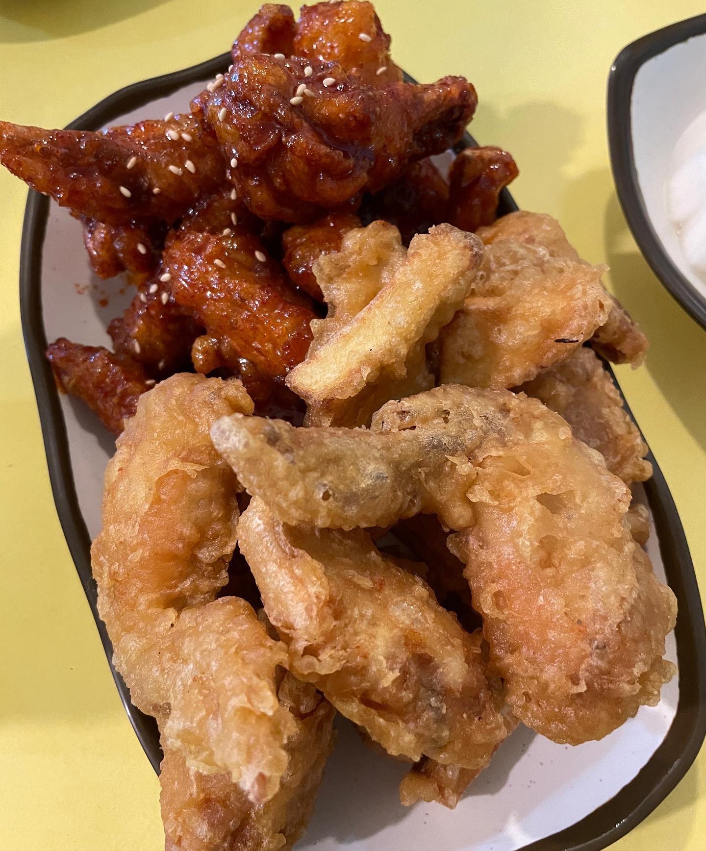 내당동 치킨 가성비 맛집🍗
후라이드 바삭하니 맛있고, 양념도 맛있었음!
튀김옷 두껍지않고, 기름 쫙빠져 꼬소함╹ڡ╹
요즘 생맥 파는곳 찾기 힘든데
치맥 하기 너무 좋은곳이었다👍🏻
매장도 넓어서 단체 모임하기에도 좋을듯!

#똥집대통령내당점 #대구맛집 #내당동맛집
🗂윙&봉 13000원
얼큰라면 3500원
소주 4500원
생맥 500cc 4000원
📍대구 서구 달구벌대로361길 17
⏰월~토 17:00 - 02:00 / 일 17:00 - 24:00 
🚘❌

230624토 #기록 #사진일기 #일상 #추억 #먹방 #먹스타그램 #맛스타그램 #선팔하면맞팔