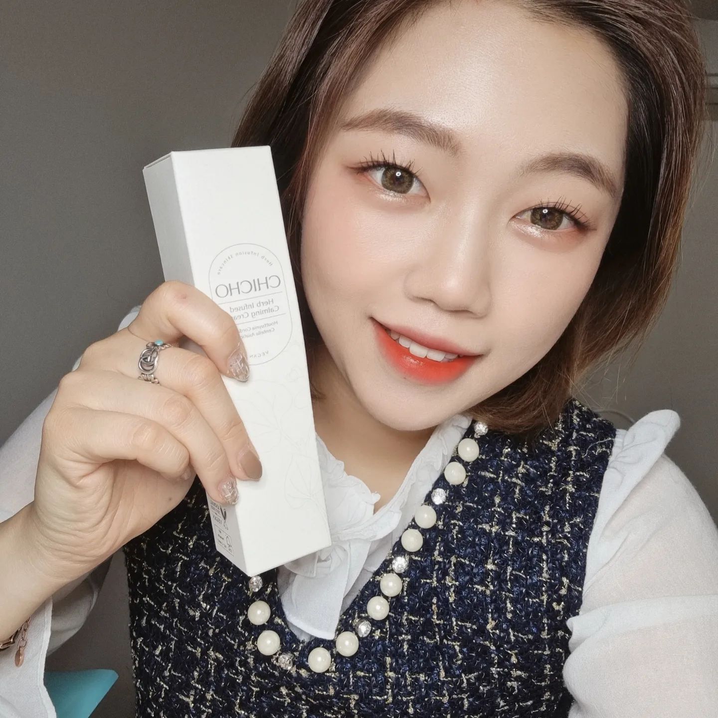 #광고
시초는 요즘 유명템인듯 한데 한번도 안써봐서 굉장히 궁금했는데용~
오 생각보다 물건임댜

제가 요즘 악건성인걸 알게 됐는데요!!
그래서 얼굴이 뭘발라도 땡겨죽겠능데 시초는 그렇게 꾸덕 리치하지도 않은데 촉촉함이 남아있어서 요즘 데일리로 쓰고있어욯ㅎㅎ

물론 단독으로 쓰긴 무리ㅎㅎ
로션 느낌인데 
그안에 병풀 어성초 때문에 
무슨 알갱이 같이 있어요ㅎㅎ

끈적이지도 않고 용량도 갱찮고 이건 진라 추천템😃😃😃

#15그램 #15그램뷰티 #15그래머 #chicho #시초 chicho_kr chicho_global
