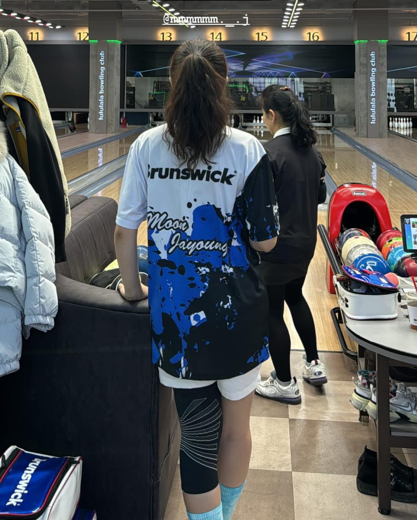 🇰🇷👑
브런스윅 챌린지컵에 이어 2월 월요일여자겜마니,
다산 룰루랄라에서 하우스패턴
 디펜더 펄이랑 스치면 나가는 브루탈 컬리젼으로 사이드 야금야금✨
볼링은 언제쳐도 어렵고 매일같이 배우고 있구나😉
밤하늘의 퍼얼~ 디펜더퍼얼~🩷
안쪽놓고 호박핀액션 나오자 뻔뻔하고 당당하게 뒤돌기😜
나도 가끔 내 본업이 뭔지 잘 모루겠다.. 
.
.
.
.
.
.
.
.
.
.
#브런스윅 #brunswickkorea #다산룰루랄라볼링장 #다산룰루랄라 #다산볼링장 #아마추어볼링대회 #볼링대회 #볼링 #bowling #아마추어볼링 #여자볼링자세 #볼링자세 #운동하는여자 #라운드에이치 #볼링대회 #겜마니 #겜마니볼링 #겜마니대회 #여자볼링대회 #브런코 #brunkor #여자볼러 #여자볼링 #무릎보호대 #뮬러 #운동 #roundh #라운드에이치