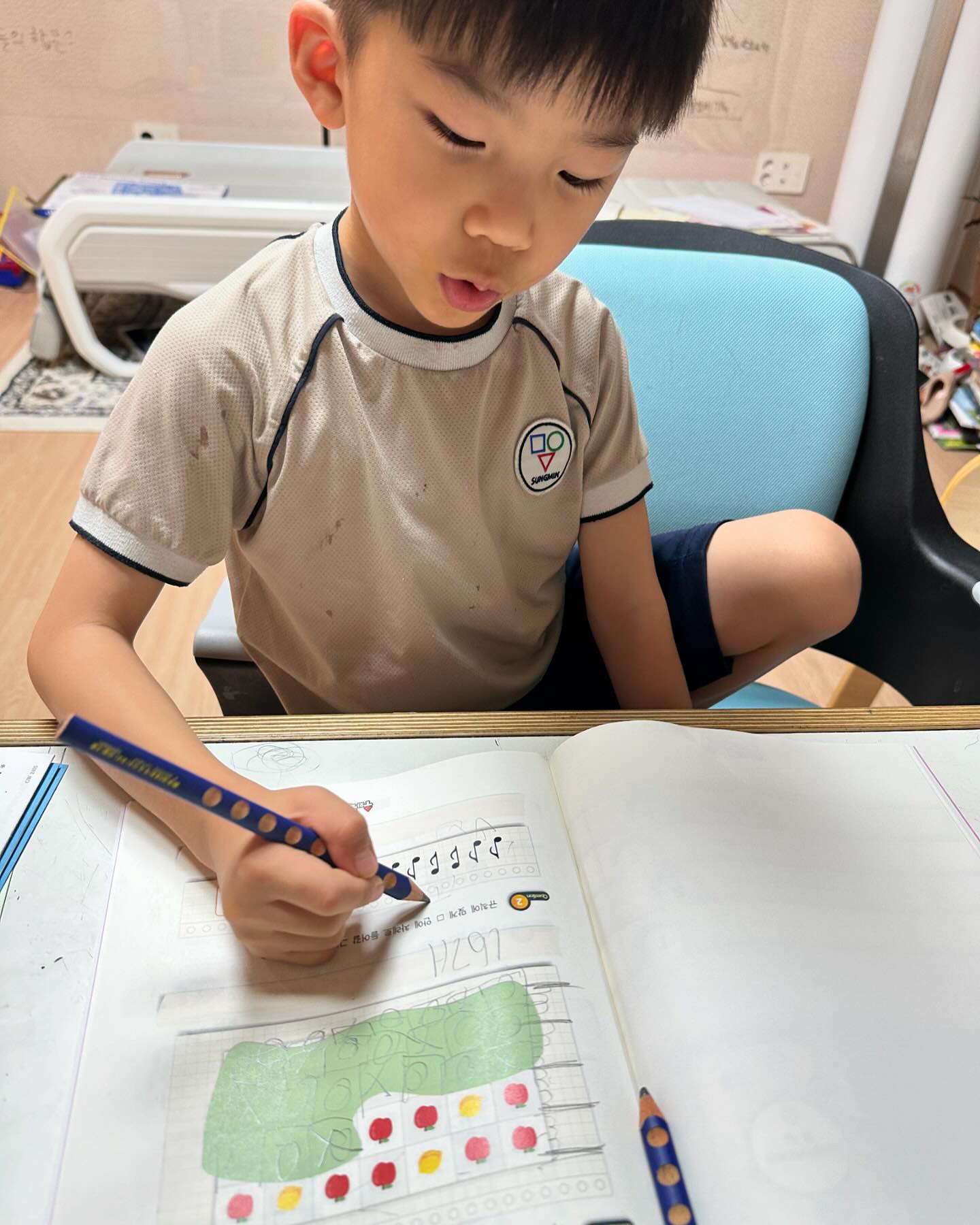 유노가 요즘 어려워하는 변형규칙
나도 헷갈리는데 오죽할까...
동화를 열심히 읽고 규칙을 어느정도 이해한뒤에
워크지를 풀어서 그런지 좀 더 잘 받아들이는듯한? 
책수영을 꾸준히 하다보니 어느새 1,2학년 과정까지
올라와버려서.. 아직 유노가 이해 못하는 어휘가 나와
뭔말이야? 라고 묻기는 하는데.. 
복습과정을 한 번 더 하니깐 좀 더 수월하게 하는거 같긴함👍
숫자규칙, 변형규칙, 복합규칙... 내가 봐도 규칙으로 
낼 수 있는 모든 문제는 다 나온듯한 워크지👍
편집한 선생님들의 노고가 느껴지는🥺
어떻게 하다보니 벌써 한 과정이 끝나가네...
이번엔 휴가가 껴서 워크북 푸는게 밀리고 
나조차도 마음가짐이 헤이해져서 다 잡는데 힘든 학기 였지만..
이렇게 또 유종의 미를 거둘 수 있어 감사할따름❤️

#매쓰몽 #매쓰몽플러스 #매쓰몽수학동화 #매쓰몽스토리텔링 #스토리텔링수학 #수학동화 #홈스쿨링 #홈스쿨링수학 #홈스쿨수학 #수학워크지 #사고력수학 #유아수학 #공부 #공부인증 mathmong.book suwabook_life