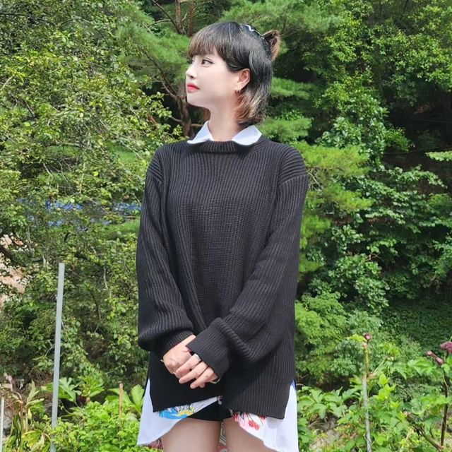 kuro_aki あき(아키) on Instagram: "#협찬 #광고 [아이러니포르노(IRONYPORNO)] (캐시미어 라이크) 사이드 슬릿 하찌니트 또한번 아이러니 포르노에서 협찬을 받았지러어엉! 지금 입기에는 겁나 덥지