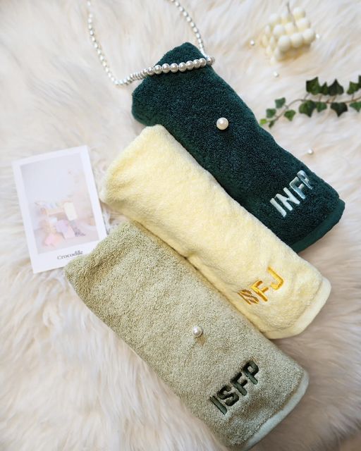 Happy to Happy on Instagram: "#광고 #수건 매일매일 사용하는 수건이기에 선택할때 고려할 사항이 많은 것은 사실! 코미사 40수 타올로 원사를 빗질해 이물질, 먼지를 제거한 고급 코미사로 평균 사