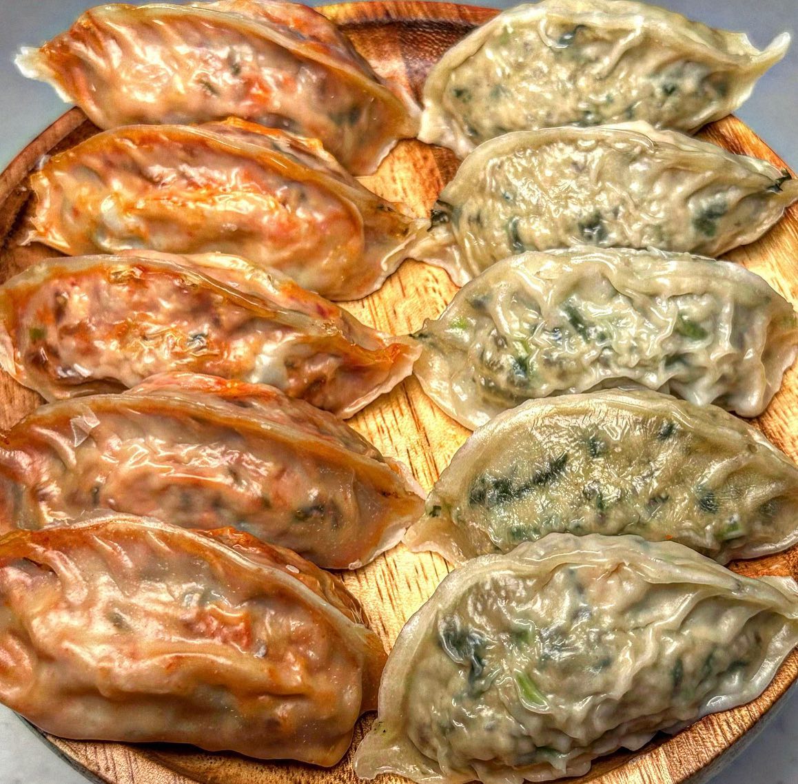 #협찬 아임 만두덕후. 존맛탱이어요🔥

둘다 먹어야해요.. 둘다 속이 꽉~ 찼는데
고기만두는 은은하게 돌아있는맛이고
김치만두는 아삭하고 매콤하니 한국인입맛 저격ㅠ

청주에서 매운만두로 유명한곳인데
제가 먹은 만두 TOP3 안에 드는맛입니다.

맵찔이도 도전하고 싶게 만드는 깊은감칠맛이랄까
근데 다맛있으니까 궁금하신분들은 골고루 드셔보길.

📖 #땡큐파머스 thankyoufarmers
📖 청주만두 / 4900원~

[네이버에 '땡큐파머스 만두' 검색 해도됨]

#만두#김치만두#김치만두맛집#만두맛집#청주맛집#택배주문#홈파티음식#수제만두#수제만두맛집#만두스타그램#고기만두#맛스타그램🍴