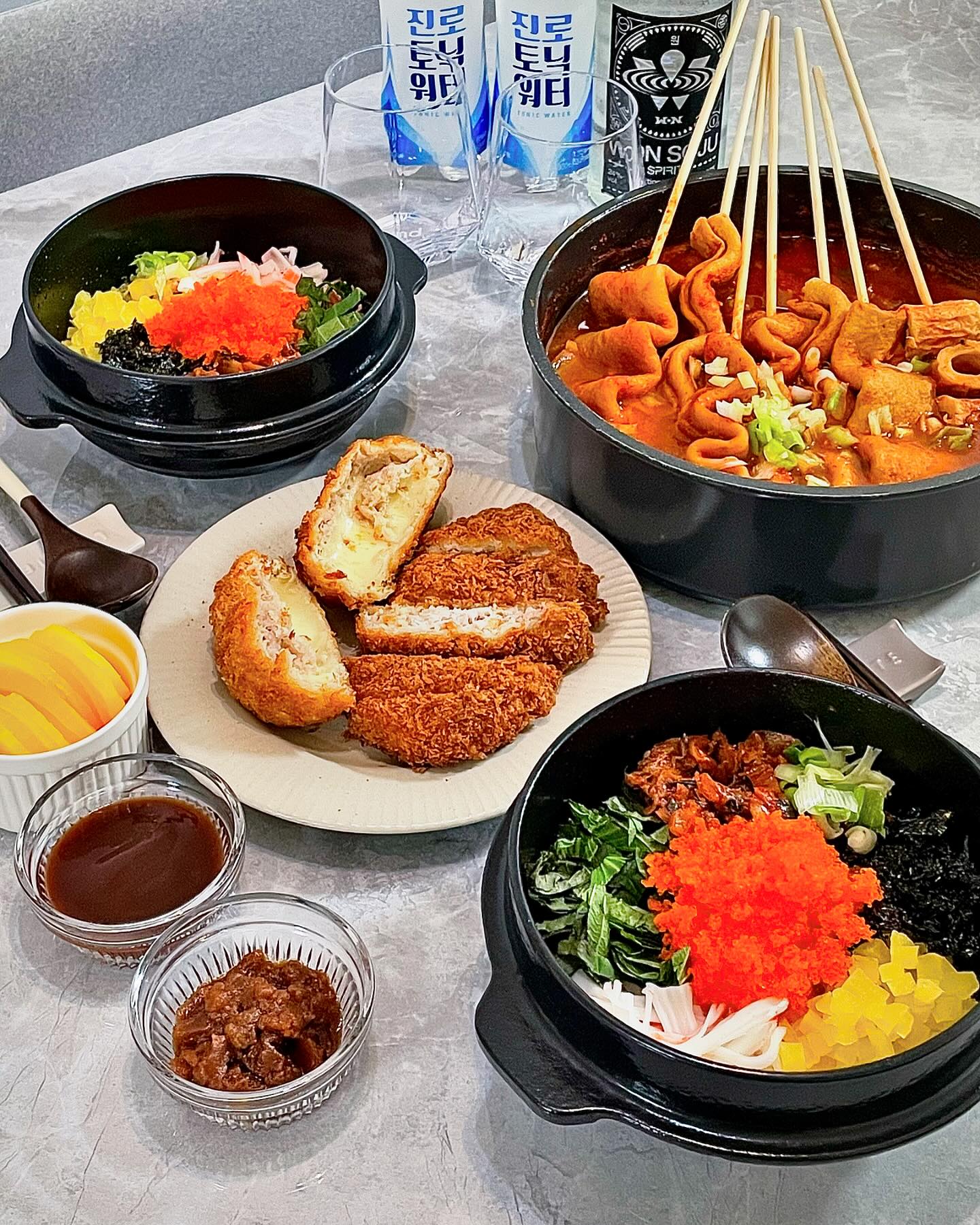 #집밥쮸선생👩🏻‍🍳🍚 

#밀린피드

1인 1돌솥 사면서 가장 하고싶었던 날치알밥
재료만 있으면 너무 간단한데 진짜 맛있어서 꼭 해보셔요🤓

날치알밥 + 돈까스 + 얼큰어묵탕 조합 최고 아닌가유🤨🤍

〰날치알밥〰
🆁🅴🅲🅸🅿🅴👩🏻‍🍳

1. 돌솥 준비 필수-!
돌솥 예열한 후, 참기름 벽면 꼼꼼히 잘 발라주고 밥 넣어주기
타닥타닥 소리가 올마나 좋은지 몰라요😌🖤
2. 취향따라 재료 준비해주기
김치는 볶아서 꼭 넣어줘야 간이 맛있어요 :D
(볶음김치 / 깻잎 / 옥수수콘 / 크래미 / 단무지 / 김가루 / 파 등)
다양하게 속재료 얹어 준 후, 타닥타닥 어느정도 바닥이 눌으면 가운데에 날치알 듬뿍-🧡
3. 간은 고추장이나 간장으로 취향에 맞게 맞춰주세요-!

🚨중약불에 잘 데워주세요 강불로하면 밥이 탈 수 있답니다

오늘의 꿀조합🍽️
-
#날치알밥 #모듬돈까스 #얼큰어묵탕