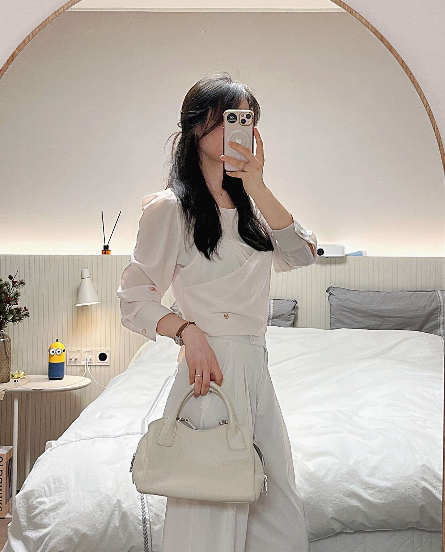 봄 기운 가득한 착장🌸
저번 릴스에서 보여드렸던 건데
제 맘속, 
봄이랑 제일 잘 어울리는 룩이에요

여리여리한 블라우스 넘쥬아

그리고 오늘 간단 브라우니를 만들었는데
왠걸 너무 맛있어서 
나 좀 감동 🫶

look info➰
top micane_official / 핑크베이지
bag forher.kr 
shoes gucci 

#직장인데일리룩 #출근룩 #블라우스코디 #뷔스티에 #30대직장인 #봄코디추천 #springoutfits #슬랙스코디