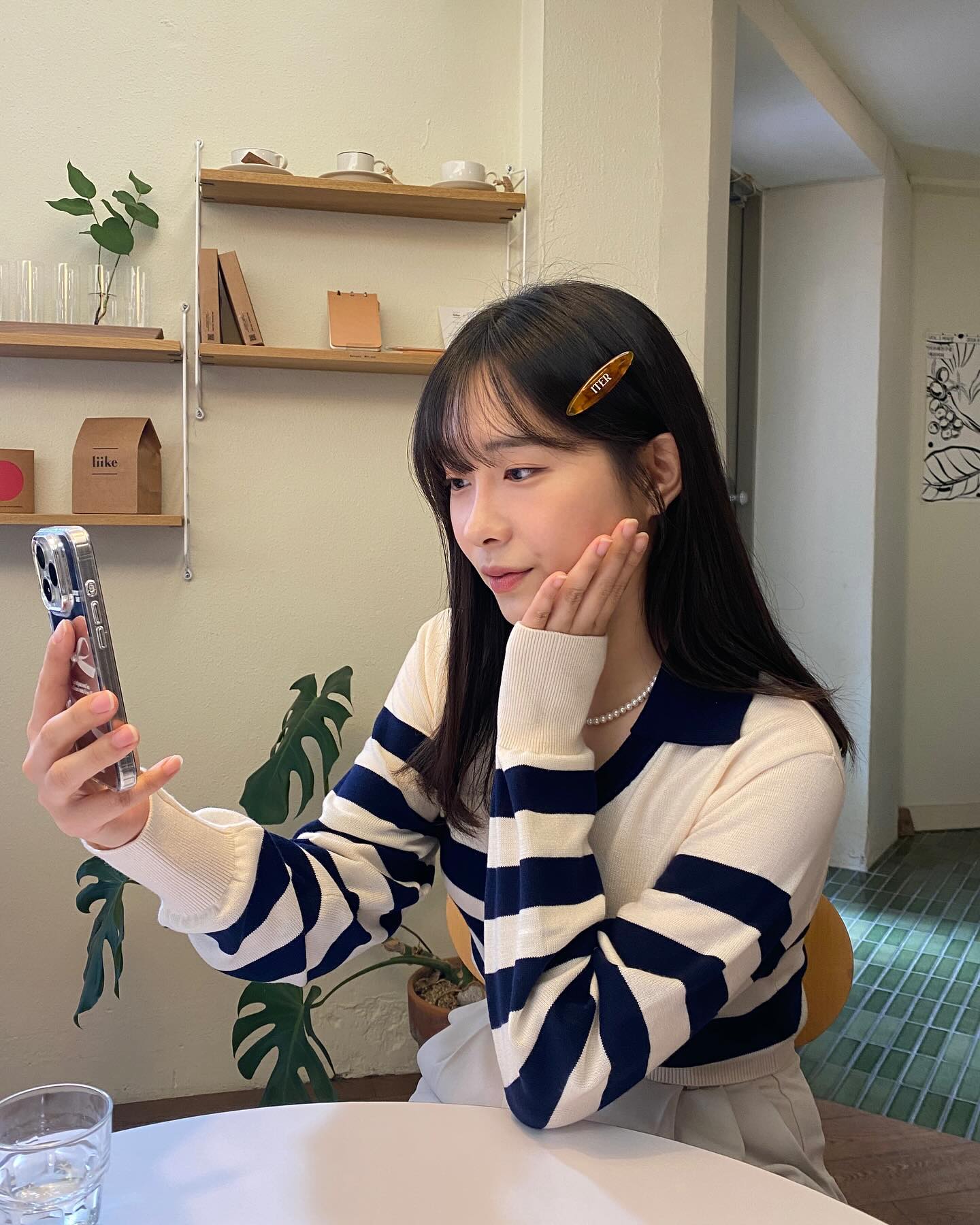 #gift 짧아진 머리에 가볍고 산뜻하게 어울렸던 iter_official 스트라이프 니트💙🤍

배색 카라 디테일에 크롭한 기장으로 스커트나 팬츠 어디에나 잘 어울리는 클래식한 니트예요! 잇터 로고 호마이카 헤어핀으로 포인트주니까 더 예쁜 거 있죠 ... 🫶🏻

#잇터 #ITER #잇터니트 #스트라이프니트
#봄니트 #봄니트코디 #봄데일리룩 #여자봄코디 #니트추천 #카라니트 #헤어핀 #헤어핀추천
