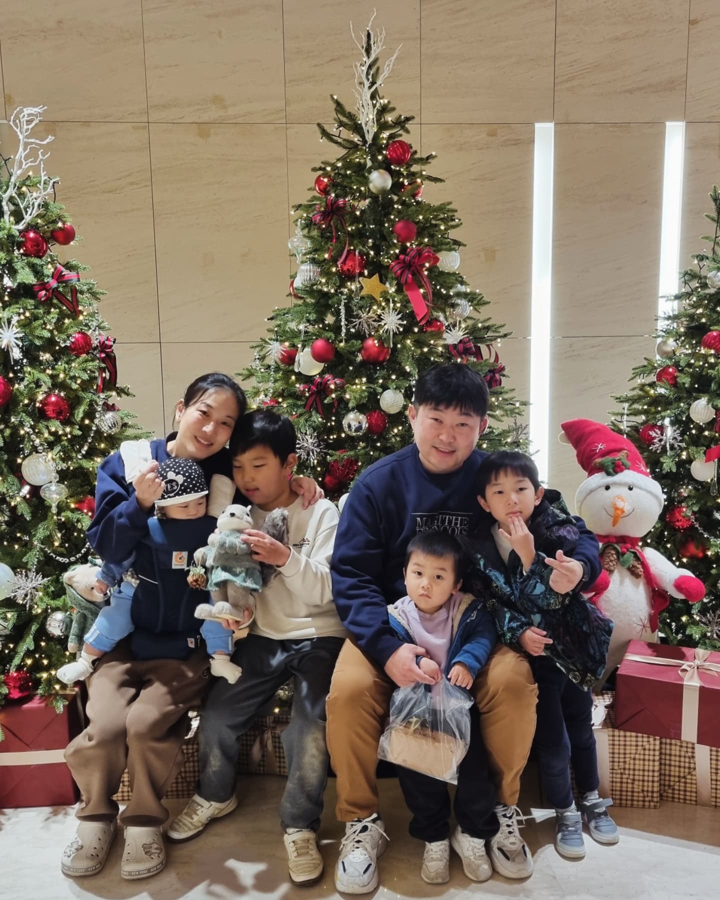 [12월]
12월이 되면 예쁜 트리들이 곳곳에 생긴다.
아이들 병원에 한꺼번에 데려가면서
덕분에 트리 앞에서 찍은 가족사진!

도대체 우리는 언제
다같이 온전한 모습으로 찍을 수 있을까? ㅎㅎ

2024년도 얼마 남지 않은 12월 첫주.
2024년의 우리의 겨울이 사진으로 남겨졌다.
1년이 지난 후에는
또 아이들이 한층 더 커져있겠지?^^

작년엔 3명의 아이들이 트리 앞에서 사진을 찍었는데
(마지막 사진^^)
올해는 4명의 아이들과 함께찍네!!^^
내년에는 세영이도 혼자 앉아서 찍겠구나!!

남은 12월을 잘 마무리하자!

#12월 #트리앞에서
#병원진료후 #가족사진 
#아인병원 #아인에빠져이벤트
#인천정형외과
#아인트리