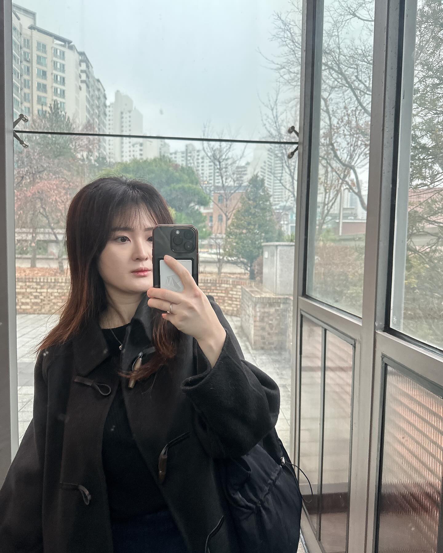 휴 피곤~
이제 슬슬 인스타 접고 블로그로 다시 옮겨가려고용
인스타를 끊어야 소비를 끊을거같아서..^_^

아우터 : #오케플 #찰스코트
상의 : #라리샵 #니트티
하의 : 오케플 #보이핏골덴팬츠
가방 : #브라운노이즈

#출근룩 #데일리룩 #ootd #출근룩기록 #데일리코디