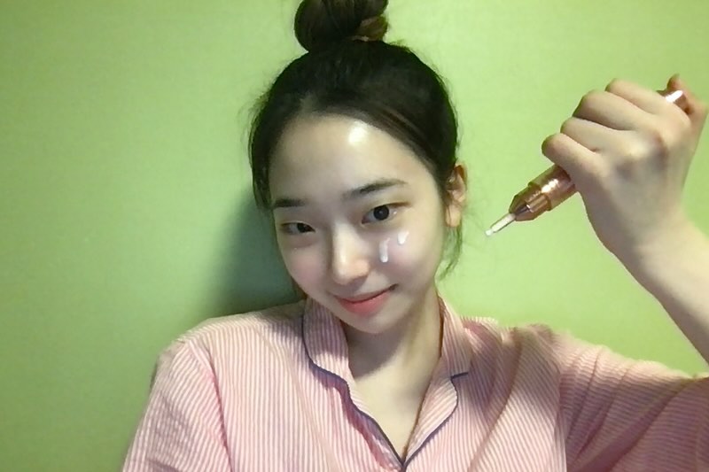 #협찬 medicube_korea 
메디큐브 신제품 메디큐브 콜라겐 글로우 부스터 세럼을 받아보았어요!!
콜라겐 물광 부스터 한 샷으로 즉각적으로 차오르는 광채를 느낄 수 있어요 ✨
건조한 겨울에 어떤 메이크업을 하더라도 예쁜 피부 표현이 가능하단 점 😘
자기 전에 바르고 일어나서 확인했더니 볼륨 광채가 그대로 있더라구요 🥹💕
이 세럼으로 에스테틱 케어까지 된다네요 💥 

#메디큐브콜라겐 #콜라겐물광부스터세럼 #콜라겐세럼 #콜라겐앰플 #기초제품 #기초화장품 #kcosmetics #더마코스메틱 #앰플추천 #세럼추천 #광채피부