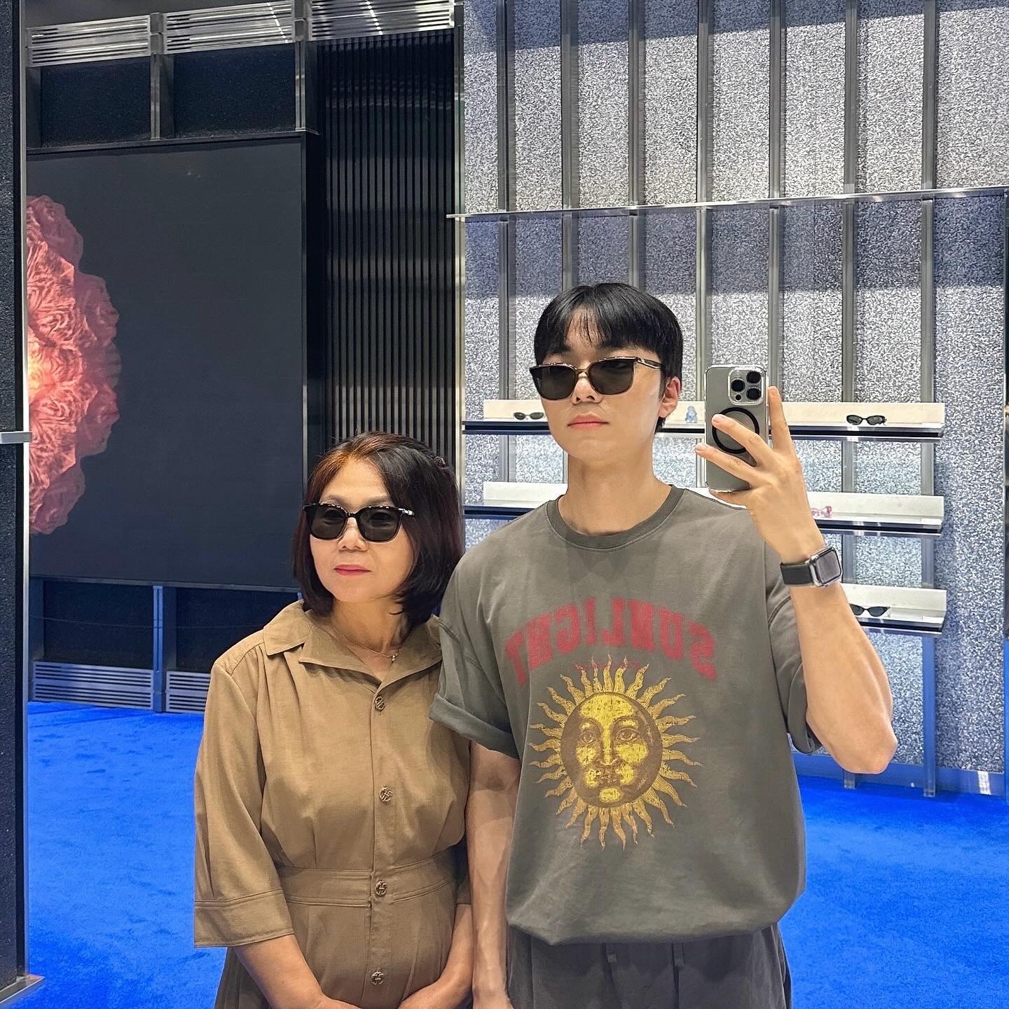 추: 추석입니다.

석: 즐거운 한가위 되세요.