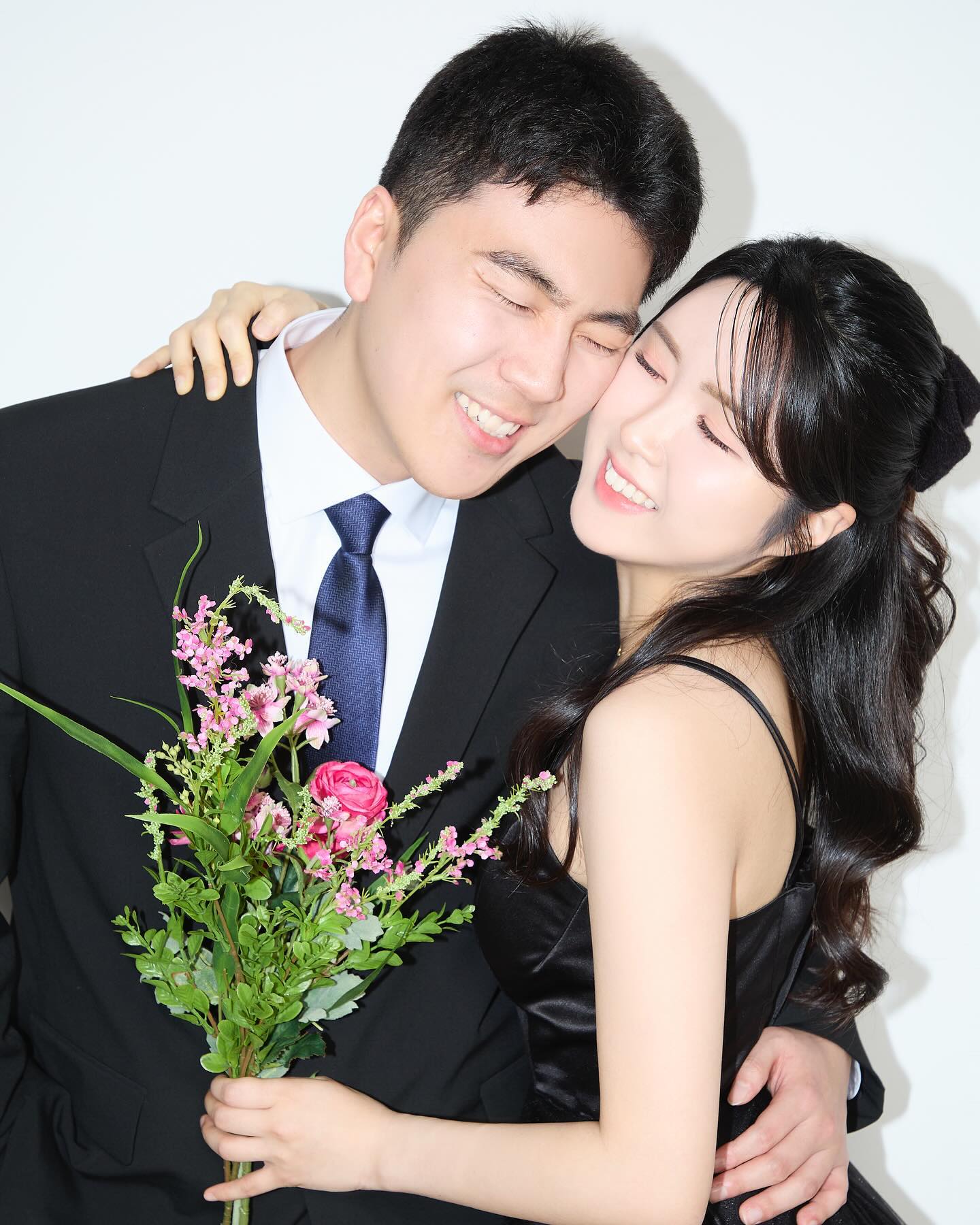 아무날도 아니지만 !!!
웨딩촬영때 생각나고 좋당
메컵받고 사진찍는건 늘 재밌자나❤️‍🔥