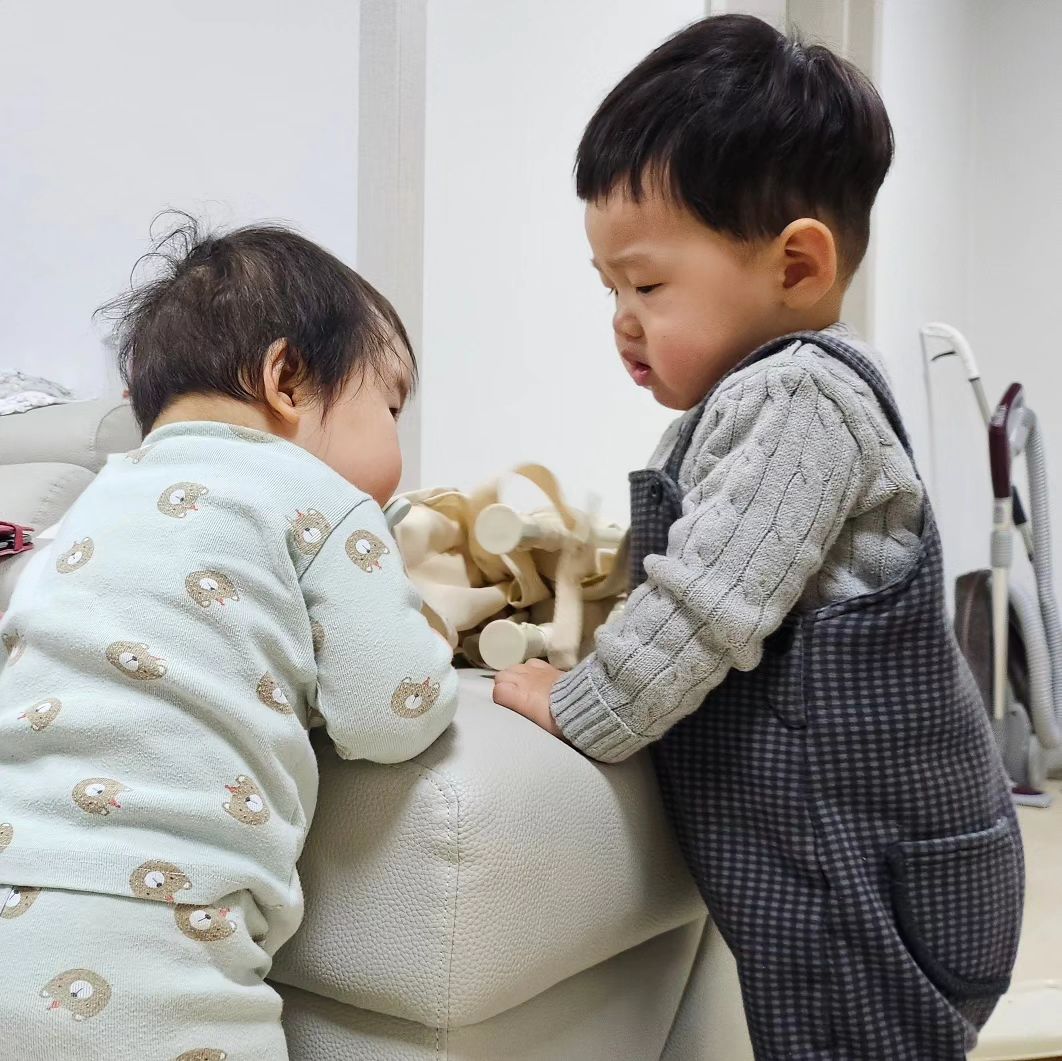 갈 때 되니 
서로 아는척 함😁 

10갤 귀요미 도겨미랑 
17갤 나름 횽아 떠호씨 투샷. 📸

곧 또 봐⚘️ 

#아기들 
#240218