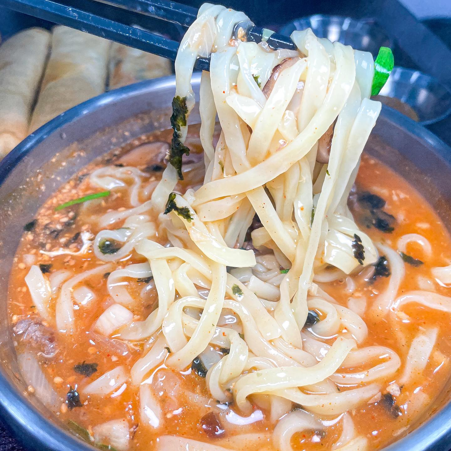 #장춘칼국수 신창시장 장보고 들리는 맛집🍜
-신창시장과 창동골목시장 횡단보도에서 30초거리

칼칼한 장칼국수와 담백한 일반칼국수,그리고 춘권을 맛볼 수 있다. 버섯이 왕창 들어간 칼국수는 차갑게 얼어붙은 내 몸을 녹여주고 춘권은 안에 들은 내용물이 많아 참 식감도 좋고 맛있다. 여기는 김치가 제맛이라 칼국수 먹는내내 계속 손이가요 손이가. 

#신창시장 #신창시장맛집 #우이천맛집 #창동맛집 #창동역 #녹천역