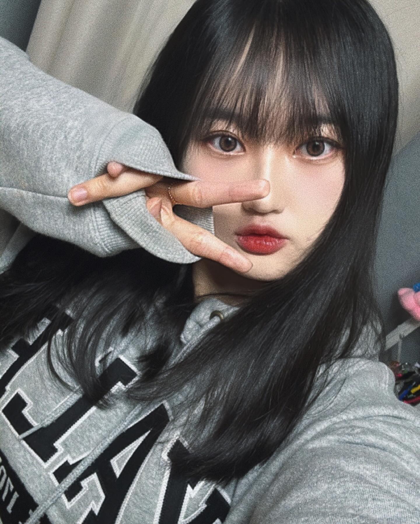 #제품제공 🫨

이번 렌즈는 멜로이 2종 입니다 !

그레이 렌즈가 최애인 제가 오랜만에
브라운 계열의 렌즈를 착용해보았는데요 !
정확한 색상은 로지초코로 
자세히 보면 핑크색이 보이기도 합니다 🫢
마찬가지로 그레이는 보라빛이 살짝쿵 보입니다 😲

직경이 너무 크지 않아 부담없이 착용하기 좋아요 :)
이번 렌즈는 오묘하며 생기있게 해줘서
꾸미기 좋은 렌즈인거 같아요 ☺️

 : < 멜로이 2종 >
✔ 1month/2P 한 달 착용 팩렌즈
✔ 색상 : 로지쵸코, 그레이
✔  15,000원 (1+1)
✔ 그래픽 직경 : 13.0mm
 
 #렌즈미 #렌즈미렌즈 #렌즈추천 #컬러렌즈추천 #렌즈리뷰 #데일리렌즈 #핑크렌즈 #그레이렌즈 #웜톤렌즈 #쿨톤렌즈