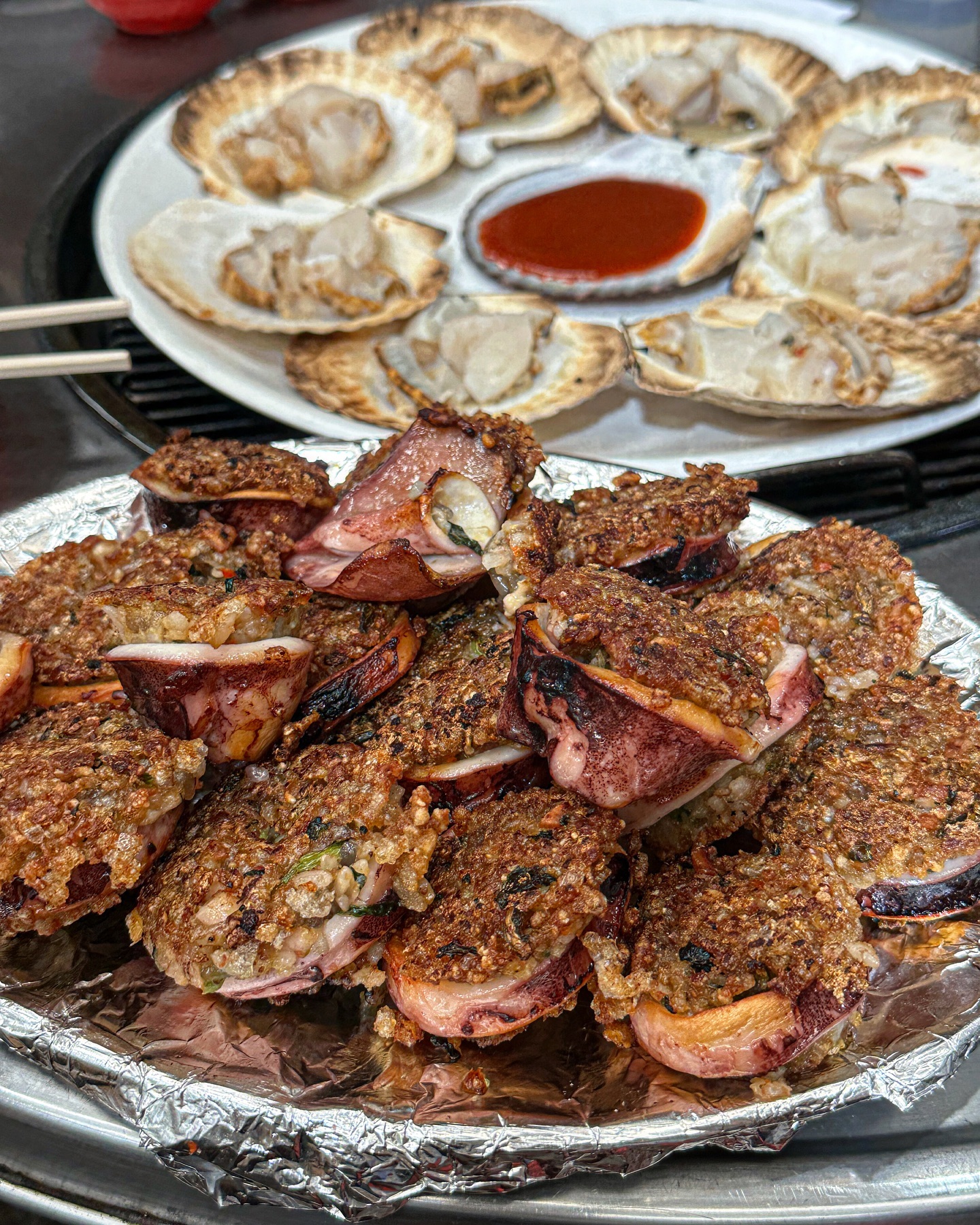 오픈런각! 누룽지오징어순대 속초 #모녀가리비 🦑🐚

누룽지처럼 바싹 구워주는 오징어순대로 유명한 곳.
최근 누룽지 오징어 순대 가게가 많아졌지만,
여기가 원탑이래. 제일 맛있다는 후기가 많어.

통통한 오징어 안에 들어간 누룽지가 엄청 바삭바삭해.
극호를 달리는 맛. 양도 엄청 많아서 식사용으로 괜춘!
속초시장 오징어순대랑은 비교도 안되는 맛.

가리비 구이도 따로 구울 필요없이 완벽하게 구워져서 주시니
편하게 먹기만 하면 돼. 참 촉촉하고 맛있다 🙉

11시 땡 오픈하고 30분만에 웨이팅줄이 미친듯이 길어진다 🥲
그나마 꿀팁은 매장에서 가리비도 같이 먹으면
포장 줄에서 기다리지 않고 좀 더 빠르게, 앉아서 먹을 수 있어.

📍 모녀가리비
강원 속초시 대포항희망길 53

💳
- 가리비구이 소 40,000
- 누룽지오징어순대 15,000 *2인분

#누룽지오징어순대 #오징어순대 #오징어순대맛집 #속초맛집 #속초여행 #속초핫플 #먹팔 #먹팔맞팔