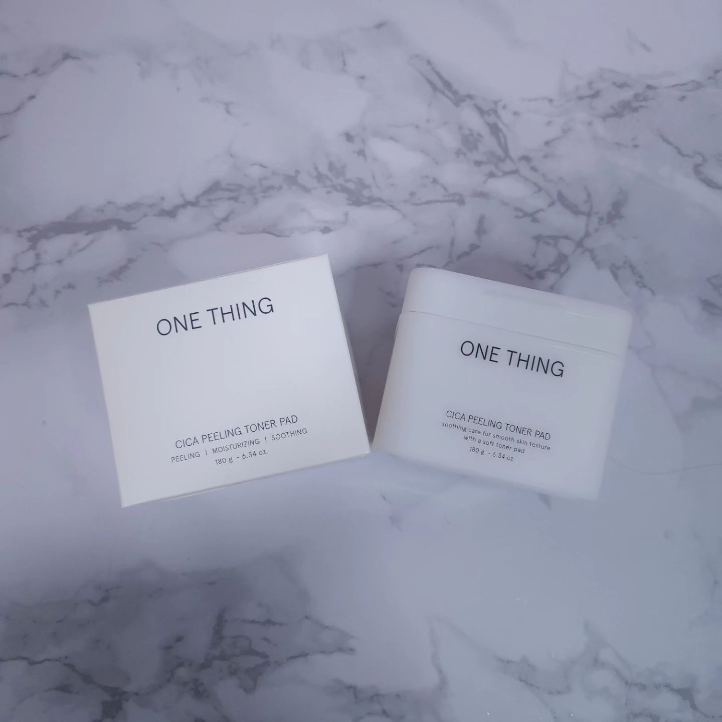 #제품제공 onething_official
각질제거부터 피부진정까지 한번에 케어가 가능한 토너패드로 민감한 피부도 자극없이 물광 필링 할 수있는 제품입니다. 
피부 컨디션에 따라 양면(거즈/쿠션면)으로 사용 가능하며 2분할 패드로 제작되어 팩으로 사용시 고민부위에 집중케어 할 수 있습니다. 

✨️이런 분들께 추천해요✨️
▶️ 거친 피부결, 오돌토돌한 딸기코가 고민이신 분
▶️ 각질제거부터피부진정까지한번에 케어하고싶은분
▶️ 매일 자극없이 닦토, 팩토 하고 싶은 분
▶️ 병풀추출물로 가득한 토너패드 찾으시는 분
▶️ 토너 패드를 경제적으로 사용하고 싶은 분

시카필링토너패드는 추출법이 다른 2가지 병풀추출물이 함유된 패드가 유효 성분을 더 효과적으로 전달하여
자극 받은 피부를 빠르게 진정시켜 줍니다.
특허 받은 군주를 통해 병폴에서 얻어낸 성분으로, 각질의주성분인 케라틴을 집중적으로 분해하는 천연 케라티네이즈 함유. 묵은 각질과 노폐물을 녹여 피부결을 부드럽게 정리해 줍니다!

#원씽 #onething #시카 #병풀추출물 #PHA 
#시카필링토너패드 #필링패드 #토너패드 #닦토 #비건화장품