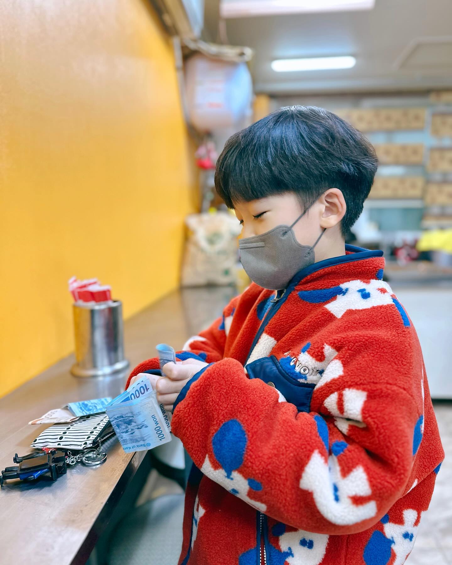 #환이의말

“엄마! 평일에 언제 회사 쉴 수 있어?”
얼마전부터 계속 물어보던 환이.
학원 옆 분식집에서 가끔씩 간식을 사 먹는데
새로운 메뉴가 
너무 맛있다며 엄마도 꼭 먹어봤으면 좋겠다고 ☺️
토요일에도 분식집을 연다고 해서 출동!

환이가 뿅 반한 신메뉴는 바로 염통꼬지 🍢
주문을 하고 계산을 하려는데
기어코 자기가 사주겠다며
꼬깃꼬깃 챙겨온 용돈을 꺼내어서 계산하던 아들 🥹
꼬지 먹는 얼굴을 빤~~히 쳐다보며
“엄마, 어때? 맛있어?” 물어보는데,
엄마는 심장이 간질간질해서 죽는 줄 알았잖어 😭
세상 최고 달달하고 다정한 우리 아들 ❤️

“엄마는 어느 맛집의 음식보다
환이가 사준 꼬지가 최고로 맛있어”
“그지? 엄마가 맛있게 먹는 모습보니까 좋다~
이래서 엄마랑 꼭 와서 내가 사주고 싶었어.
담에는 아빠랑도 같이 오자?”

하아……..
녹는다 녹아………
염통꼬치 세상에서 제일 맛있네 ❤️