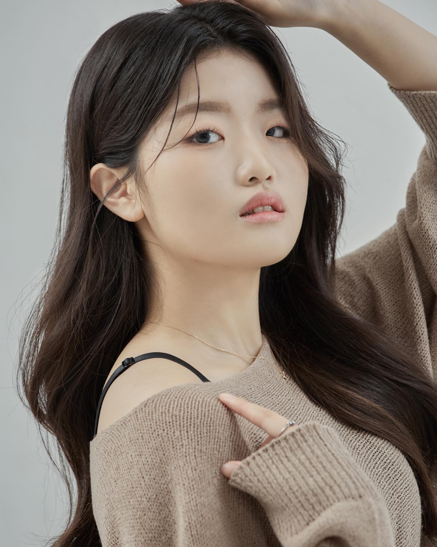 Profile📃

📍Youtube : 오인 OIN (oin.012)
📍Mail : oinoin837@gmail.com
📍Tiktok : 오인 OIN (01n.250)

❗️광고 및 협찬 제의 시 제가 용돈을 받는 미성년자라는 점을 고려해주세요
❗️When you offer me collab, plz consider that I’m minor who get pocket money🙏
❗️현재 협찬이 많이 밀려 다음 협찬은 내년부터 진행 가능하다는 점 유의해주세요
❗️There are many collabs that I will pay, so you should know I can pay next collab after new year😭

📽️🎥 촬영 Vlog : https://youtu.be/fV6-iUSCdYw?si=Ufk2dY9MF_u2D9ZG

#유튜브 #유튜버 #크리에이터 #작가 #작가지망생 #문예창작과 #05 #05년생 #19 #열아홉 #고등학생 #여고딩 #프로필 #프로필촬영 #프로필사진 #피엔스튜디오 #강남사진관 #강남스튜디오 #서울사진관 #사진관추천 #경기 #군포 #안양 #안산 #범계 #서울 #강남 #픽닷 #픽닷강남점 #profile