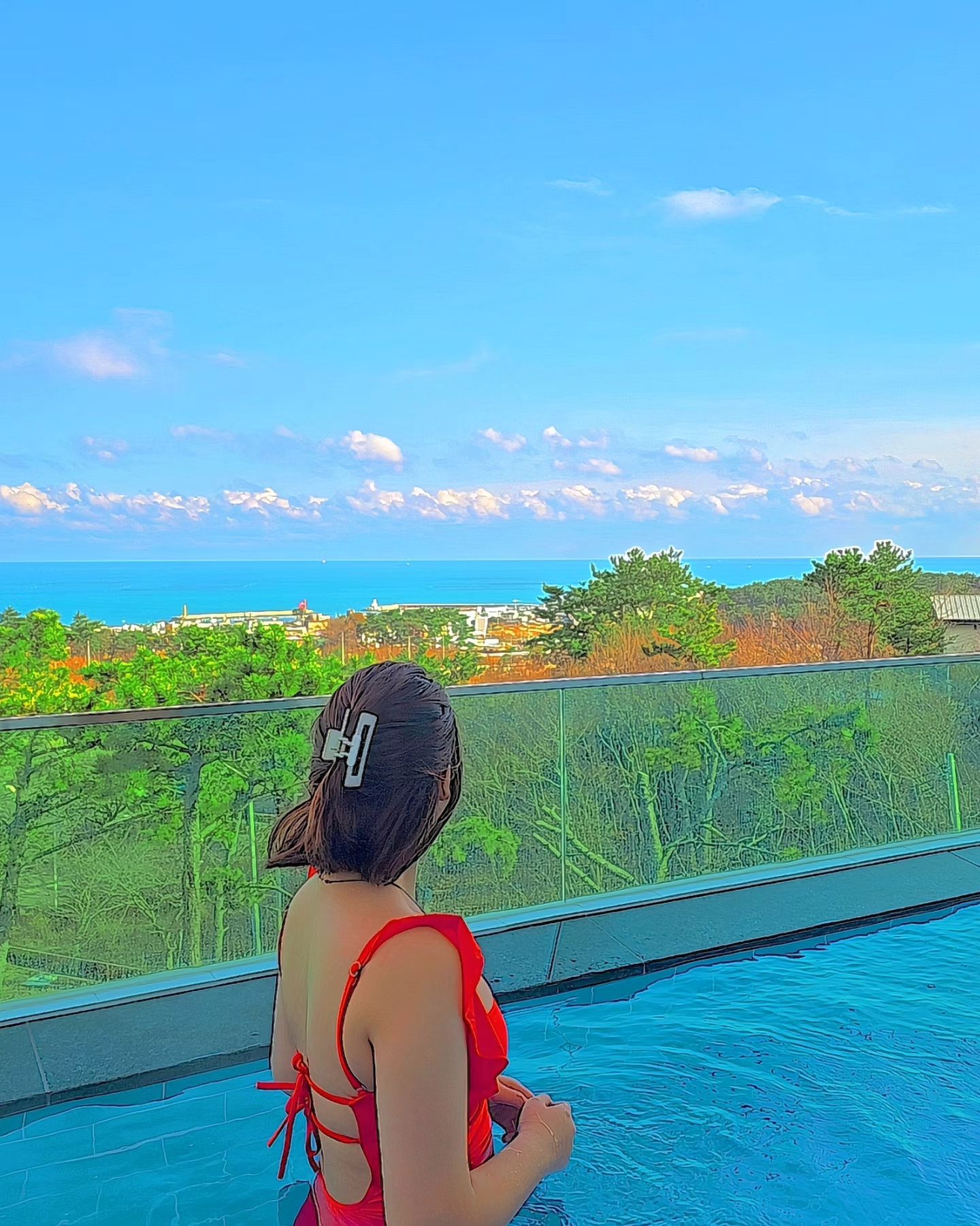 추워 죽겠다면서 할거는 다해주는 ㅎㅎ 착한딸♡ 얼굴만 동동~~ 

집 근처 새로 생긴 #빌라드히멜 풀빌란데 전날 예약하고 쉬러왓는데, 
머 이렇게까지 이쁘냐.... 오늘날씨 뷰티풀 #실시간 힐링중

자세한 후기는 개인 블로그와 인스타 릴스로 따로 남길게요~:)

#기장풀빌라