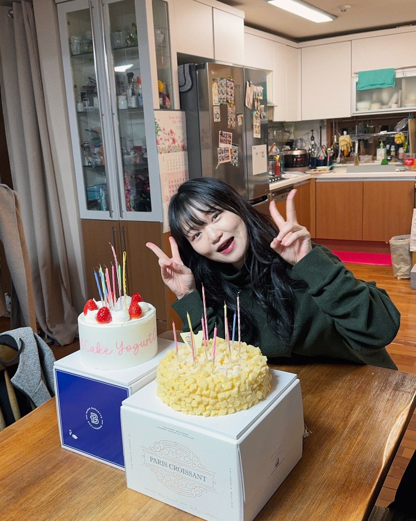 .
생일 축하해주셔서 넘넘 감사합니다👀♥️
덕분에 꽉 채워서 행복한 하루였답니다..🫶🏻
기뻐할 일이 있을 때 진심으로 함께 기뻐하고
슬퍼할 일이 있을 땐 또 진심으로 함께 슬퍼하는
진실된 사람이 되고 싶은 날이였어요😌

한 해, 한 해가 지날수록 함께 기뻐해주고 축하해주는 귀한 사람들이
있다는 게 느껴져 더 더 감사하고 소중해진 날🤍

빈 말도 잘 못하고, 가끔 마음가는 대로 하는 철부지지만
제 곁에서 늘 조언도 해주시기도 하시면서
흘러가는 많은 시간 속에 옆에 계셔주셔서 늘 또 고맙습니다요🥹
든든한 나의 사랑들 모두 최고야~~~🫶🏻