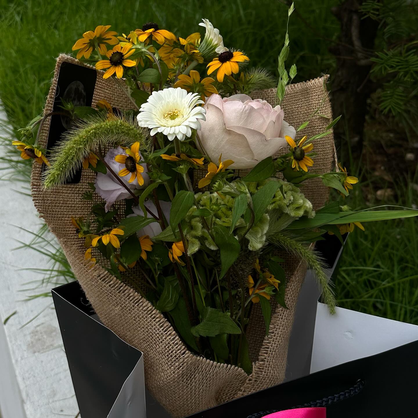 분위기 미쳐버린 꽃집 찾은 썰💐
#보라매꽃집 #신대방삼거리꽃집 #신림꽃집 

지원이 공연이 다가와 집근처 꽃집을 서칭하다가 찾은
'보름, 꽃' 어떻게 꽃다발이 막찍어도 이리 예쁜지...
호텔 신라에서 2년간 근무하신 사장님이라 퀄리티도
굉장히 엄청났다! (퀄리티 단연 1등)

지금은 웨딩 시즌이라 신부 대기실 꽃 장식 예약을 진행 하니
결혼 예정이신 분들도 부담 없이 연락 주세요!
남자친구, 여자친구한테 꽃다발 선물 할 사람들도 당장 예약 고고!

thefullmoon_f 
📍서울 동작구 대방동길 52 1층
📌 매일 11:00~19:00
📌 꽃의 신선도 유지를 위해 예약 필수!

#데이트추천 #데이트꽃집 #기념일꽃다발 #웨딩꽃다발 #신부대기실 #꽃장식 #웨딩부케 #부모님인사 #부모님인사선물 #협찬 #리뷰노트