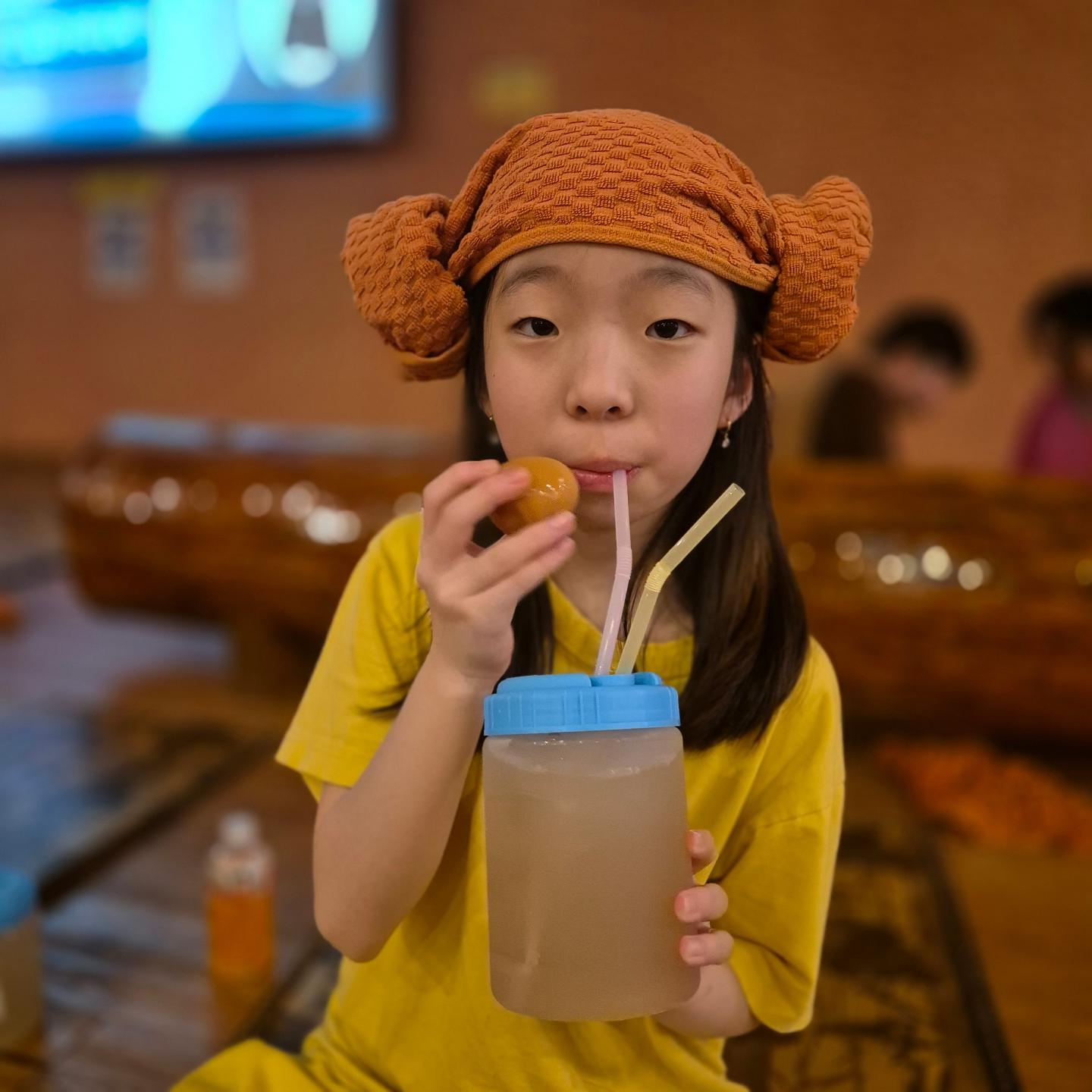 찜질방가고 싶다고
금요일부터 넘 졸라서.......

오늘 느즈막히 찜질방 

불가마 들어가니
어른들이 하윤이보러 대단하다고🤣
시선집중 ㅋㅋㅋ

아들은 
나보다 불가마에서 더 오래 버티구 
마니 큰거같은 느낌

찜질방은 식혜 계란 국룰이쥬?
집에 오는길 치킨포장해와서 치맥

낼은 뭐하쥬?

#하윤그램 #하유니일상 #찜질방
#찜질방데이트 #초딩맘