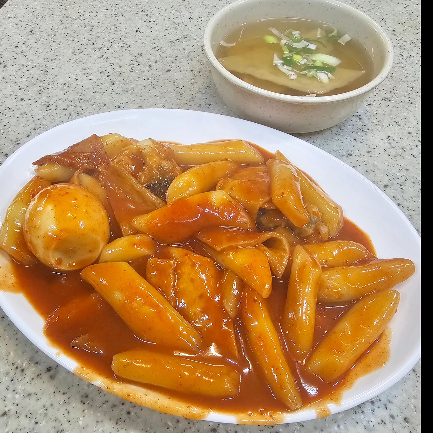 아쉽다 ... 이제 문닫는다니...
#만나분식 #은마아파트떡볶이
사진으로 잘 남겨둘껄 ...
언제인지 모르지만 남겨진 사진첩 흔적
문닫는 다는 소식에 더 많은분들이 찾는다니
나도 아쉬워서 남겨둔 사진으로 달래보기 ㅋ
#만나분식떡꼬치 #대치동떡볶이