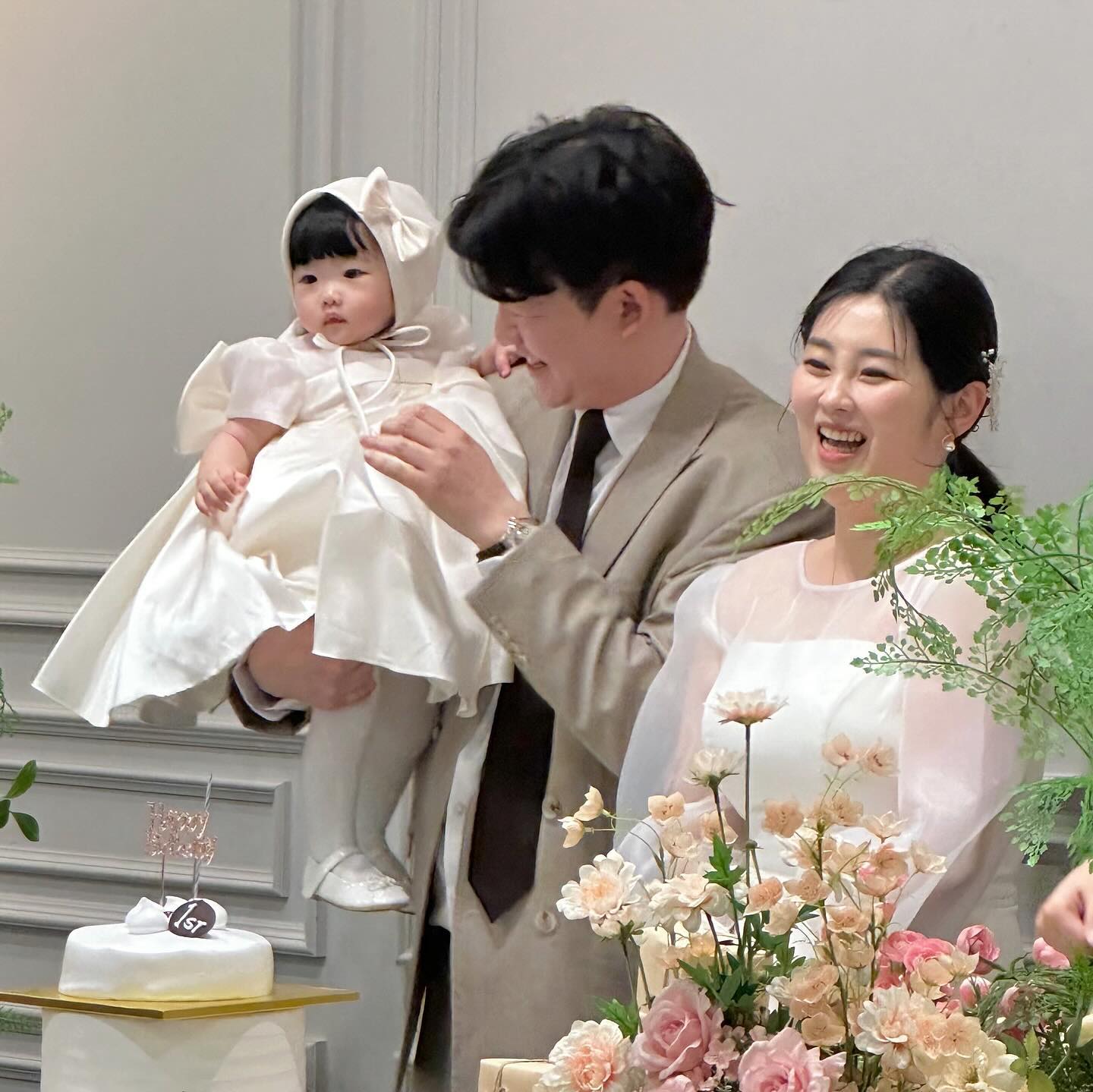 하은아 일년동안 건강하게 자라줘서 고마워💕
직접 축하해주시고 따로 축하한다고 연락주셔서 다들 고마워요! 
잘키우겠습니다🙇🏻‍♀️
우당탕탕 돌잔치도 끝!
#돌끝맘 #스냅사진은언제