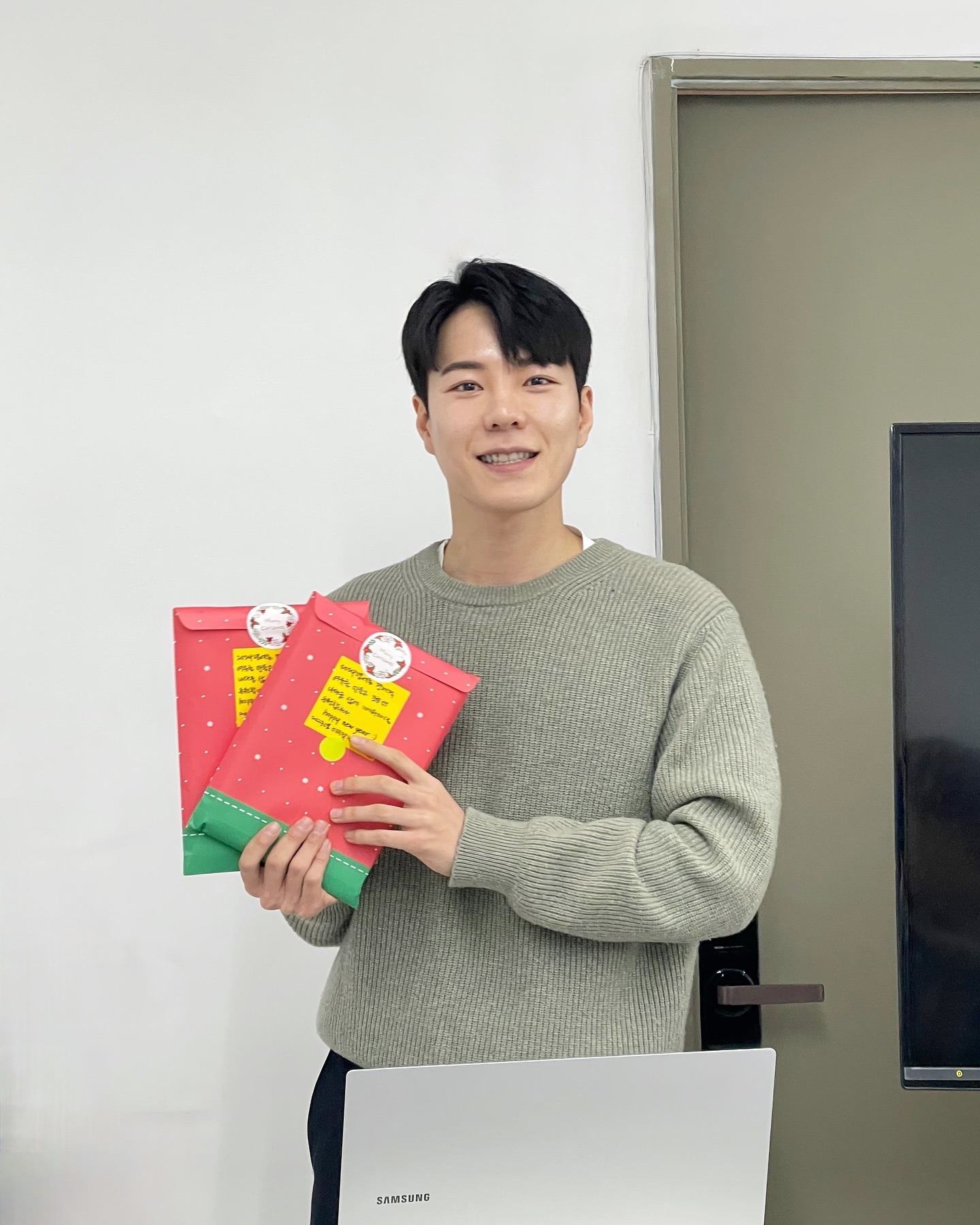 아니 벌써 서른 하나라니 😆
2️⃣0️⃣2️⃣3️⃣년도 너무 좋은 분들과 함께 
행복이란 단어가 너무 과할정도로 행복한 한 해였습니다. ✌️

참 많은 일들이 있었는데요. 
좋은 일들도 많았고,
힘든 일도 참 많았습니다. 
우리 모두 어떤 2023년을 보냈던 
너무 고생했고 수고했다고 
말해주고 싶네요. 🙏🙏

2️⃣0️⃣2️⃣4️⃣년에는 성장을 돕는 브랜드 GGU의 CMO로
찾아뵙겠습니다. 

🙏2024 GGU 재리 프로젝트 🙏

✅ 부동산 코칭 클래스
  내집마련 및 재개발 재건축, 상가투자 실전 스터디
✅ MZ재테크 클래스
  사회 초년생을 위한 재테크 기초 스터디 
✅ 재테크 다이어리 챌린지
  하루 10분 부자되는 경제습관 만들기

많은 관심 부탁드립니다.