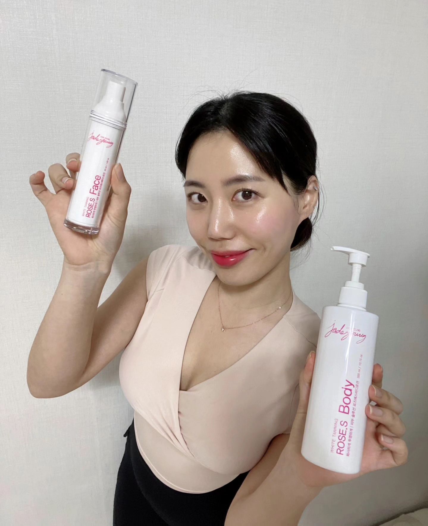 하얀피부 딱 필요한 시기에 찾은 집에서 하는 화이트태닝
✨️화이트태닝 로즈에스 바디로션 & 페이셜 로션✨️
드레스 입기전에 뽀얀 피부가질려고 지금부터 관리시작💖
.
따로 태닝샵가서 관리할 필요없고 집에서 홈케어 가능하니까
정신없이 바쁜 저한테 딱이에요🙌
지금 2주정도 사용했는데 눈에 띄게 톤이 밝아져서 본식까지 꼼꼼하게 관리할 예정입니다✨️
.
아래 링크에서 더 자세하게 제품을 알아볼수있어요
https://www.godtanmall.com/goods/catalog?code=0008
.
.,
#화이트태닝로션 #화이트태닝 #로즈에스 #제이드영 #피부솔루션 #탄피부복구 #전신미백로션 #전신미백 #홈케어추천템 #올인원화이트닝 #색소침착로션 #겨드랑이로션 #팔꿈치로션 #피부트러블개선 #피부톤케어 #보습케어 #탄력케어 #예비신부관리 #예신관리