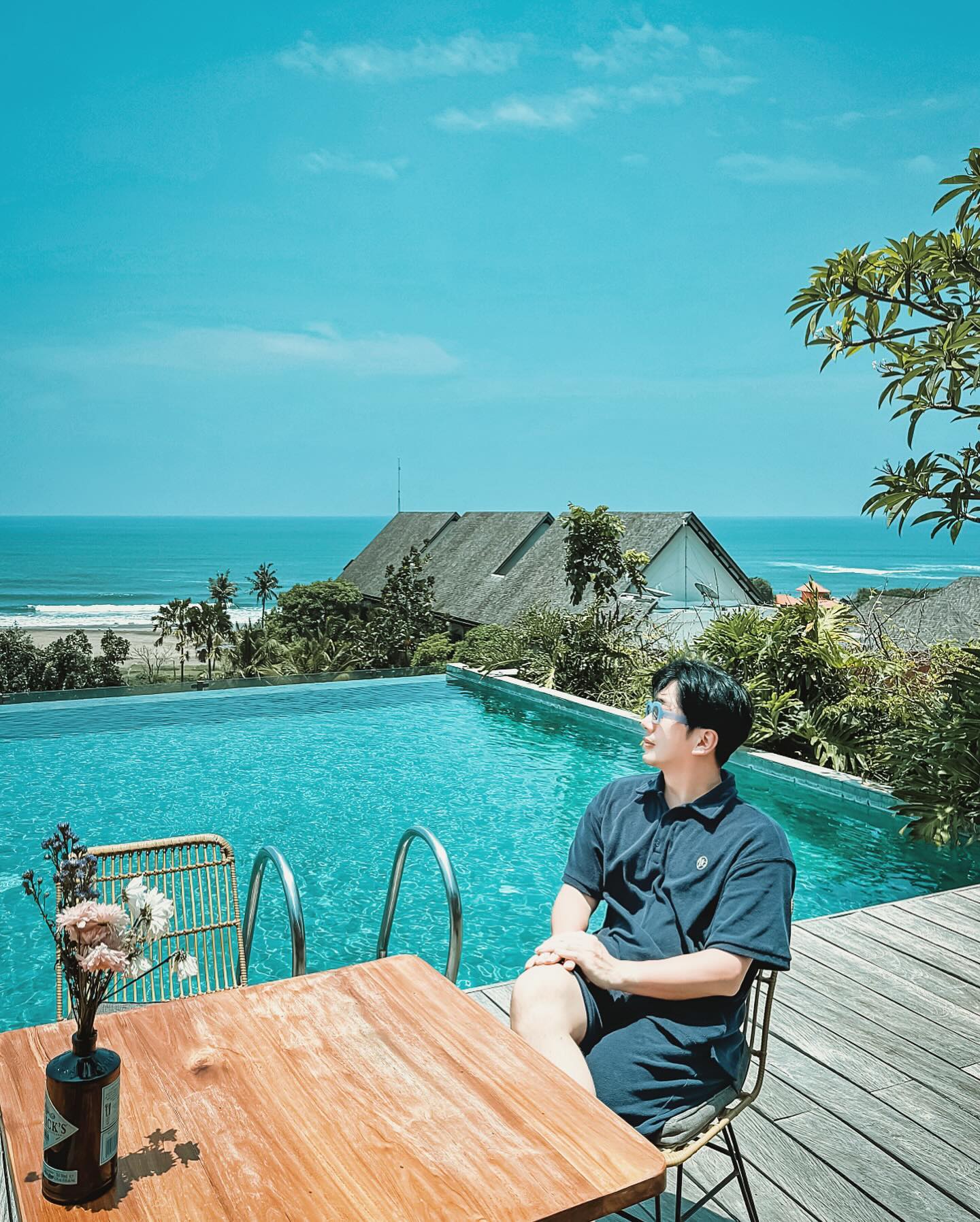 #제작지원 live.in.bali 
citadines.berawabeachbali 

#citadinesberawabeachbali 는
글로벌 레지던스 호텔 그룹 The Ascott Limited의
호텔로 체계화된 서비스를 경험할 수 있는데요
저는 #발리여행사 #리브인발리 #발리일주일살기 로
발리에서 가장 핫한 짱구에 위치한 이곳에 머물렀어요

#citadines #발리호텔 의 특징을 살펴보면
스위트룸부터 스튜디오, 침실이 있는 아파트까지
다양한 타입의 객실과 발코니, 주방을 갖추고 있는데요
특히 주방과 전자레인지가 있어 음식을 해먹거나
아이가 있다면 더욱 유용한 장소가 될 것 같아요

또한 회의 공간과 놀이 공간, 헬스장, 요가 테크,
스파와 빨래방이 있으며 2개의 야외 수영장과
카페, 레스토랑, 풀사이드 바, 루프탑 라운지가 있어
더욱 편리하고 즐거운 시간을 보낼 수 있어요

해변까지 도보로 4분 거리에 있으며
핫한 비치클럽 핀스까지도 도보 10분 거리에 있어
접근성과 편의성을 모두 갖춘 #발리리조트 입니다