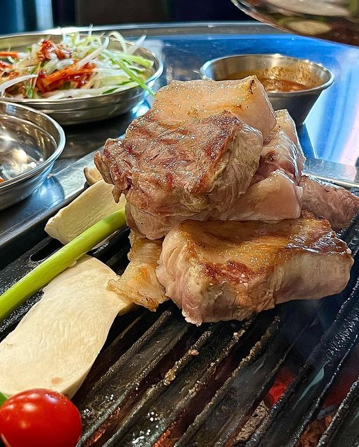 냠얌 on Instagram: "- #협찬 🥓구리_오프로고깃집 요근래 먹었던 고기 중 베스트 맛집 소개 할게요 정육점 경력 20년되신 사장님께서 좋은 국내산 고기만 선별해 오신다고 해요 전문가가 고른
