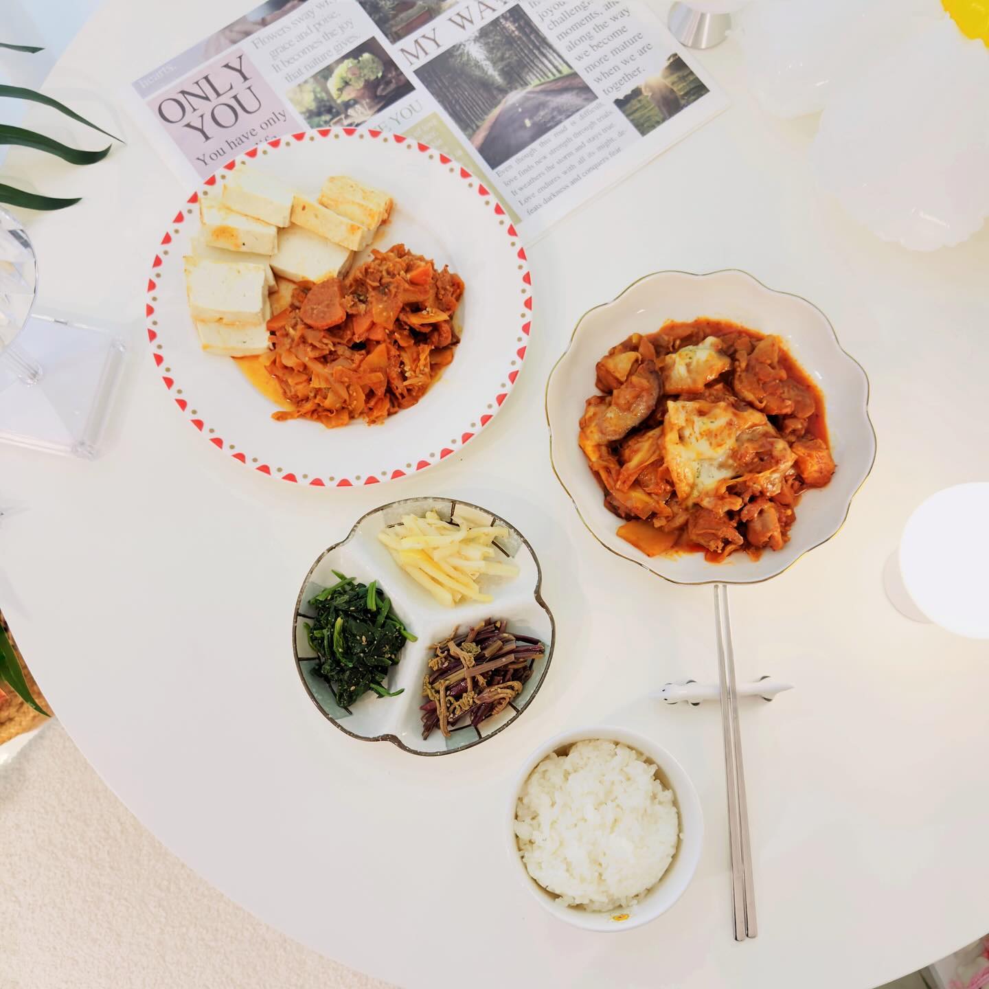 #협찬 #더반찬 
주말은 역시 더반찬🍽
오늘은 뭐먹지 저녁 한상

전자렌지에 간편하게 휘리릭 돌리면 뚝딱‼️
#춘천식치즈닭갈비 #두부제육볶음
고소한 #나물3종 #볶음김치 까지 너무 맛나겠죵!
역시 내사랑 더반찬덕에 주말저녁 행복 그잡채💕

✔️희망배송일 지정 가능
저녁 7시까지 주문하면 다음 날 저녁 10시-아침 7시까지 배송
(서울/인천/경기권(일부지역 제외))
✔️신규회원 혜택 리뉴얼
4만 5천원 상당 쿠폰팩으로 배송비(4천원) 무료쿠폰 + 6천원 할인 쿠폰 + 재구매 5천원 할인쿠폰 + 맛보기 더한맛 세트 1만원 할인쿠폰 2개
🔗https://bit.ly/3SShclc

thebanchan 
#반찬 #밑반찬 #봄나물 #밀키트추천 #새벽배송 #오늘저녁메뉴 #반찬 배달 #가정식반찬 #반찬정기배송 #집밥메뉴 #반찬주문 #인터넷반찬가 게 #배달반찬 #봄제철음식 #봄나물요리