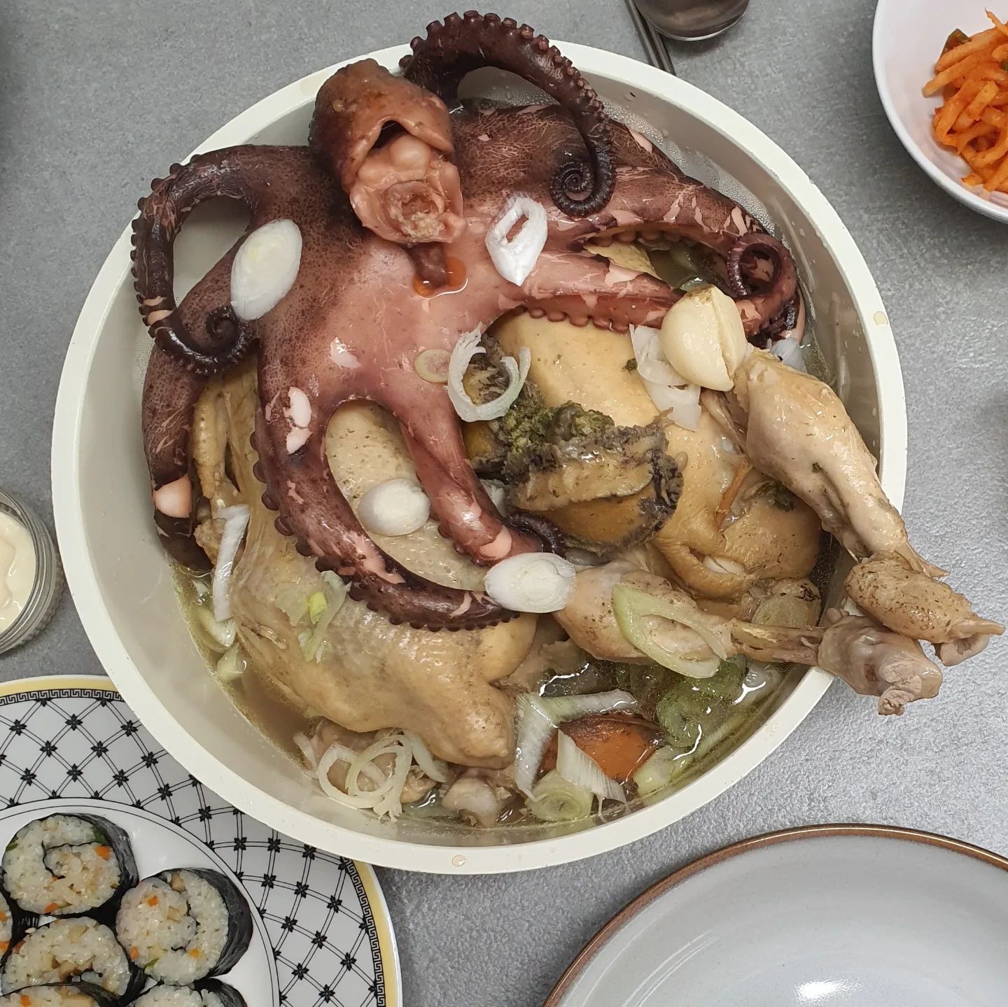 #제품제공 #협찬 

오랜만에 제대로 된 요리를 들고 왔어요🙋‍♀️⁣
⁣
볶고, 찌고, 끓이는 28가지 요리모드로⁣
바쁜 워킹맘이 된 지니도 쉽고 빠른시간에⁣
완벽한 요리를 완성 할 수 있었어요.⁣
⁣
고급스러운 블랙컬러에 모던한 디자인으로⁣
지니의 주방에도 너무 잘 어울리는 풍년 PN⁣
풀스텐 전기압력밥솥으로 문어전복삼계탕을⁣
만들어보았어요.⁣
⁣
원하는 재료들을 넣고 동봉된 레시피북을 보고 터치터치 했더니 고급진 몸 보신 요리가 완성되었네여 😄😁⁣
⁣
조만간 다른 요리들도 해봐야겠어요!💕⁣
⁣

⁣
#PN풍년 #풍년밥솥 #풍년압력솥 #PN풀스텐전기압력밥솥 #주방가전추천 #주방인테리어 #압력밥솥 #압력솥 #밥솥추천 #주방가전 #신혼가전제품 #신혼가전 #신혼주방 #풍년 #풍년전기압력밥솥 #풍년살림 #풍년몰 #풍년풀스텐전기압력밥솥 #풍년살림몰 #멀티쿠커 #멀티압력쿠커 #전기압력밥솥 #전기압력솥추천 #전기압력밥솥추천 #전기밥솥 ⁣
⁣

https://pnshop.co.kr/pnshop/product/?cate_mode=view&no=45&lcate=103