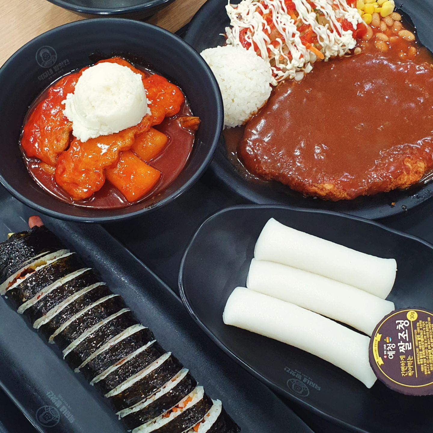 수요미식회 맛집 신논현에 위치한 떡볶이 맛집 ‘덕자네 방앗간’에 다녀왔어요. 

서울 서초구 서초대로77길 62 1층 (L1층)
매일11:00 - 20:30
14:30 - 16:00 브레이크타임
20:00 라스트오더
02-599-8959

<대표메뉴>
떡볶이7,000원
튀김 7,000원
순대 7,000원
비빔만두 10,000원

 가래떡볶이는 덕자네 방앗간의 시그니처 메뉴라고 할 수 있는 만큼 기대를 많이 했구 그리고 그 기대를 완전히 충족시켜줬답니다! 가래떡볶이는 일반 떡볶이와는 다르게 가래떡이 사용되어 쫄깃한 식감이 더해졌는데요.

떡의 식감이 정말 쫄깃쫄깃해서 씹을 때마다 탄성이 느껴지더라고요. 떡이 길쭉길쭉하게 썰려 있어서 국물과 함께 먹을 때 더 매력적이었어요. 소스는 달콤하면서도 매콤한 맛이 적절하게 조화된 그런 소스였다는~~!

입안에 들어오자마자 살짝 단맛이 느껴지면서 그다음에는 매콤함이 확 올라오는 맛입니다!!

국물이 자작하게 끓여져 있었는데, 그 국물이 떡에 잘 배어들어 있어서 한 입 먹을 때마다 그 감칠맛이 입안에 퍼지구요~~ 특히 가래떡 자체가 굉장히 쫀득해서 소스와 함께 먹을 때 그 조화가 최고!!

일반 김밥이라고 해서 무심코 시켰는데, 나와보니 속이 꽉 찬 김밥이었어요. 김밥 안에 들어있는 재료들이 아주 알차고 신선해서 한 입 베어 물었을 때 입안 가득 퍼지는 재료의 풍미가 정말 좋더라구요~ 

덕자네 방앗간은 단순한 분식집 이상의 매력을 가지고 있는 곳이었어요. 떡볶이, 김밥, 돈까스 모두 기본에 충실하면서도 각각의 메뉴마다 독특한 매력이 있었어요. 특히 가래떡볶이는 그 쫄깃한 식감과 감칠맛 나는 소스로 정말 잊을 수 없는 맛을 선사해줬고, 김밥도 신선한 재료와 깔끔한 맛으로 만족!!!!

​

 신논현 분식 맛집을 찾고 있다면, 덕자네 방앗간은 꼭 한 번 방문해보시길 추천드려요. 저처럼 분식을 좋아하는 분들이라면 이곳에서 분식의 진수를 느낄 수 있을 거예요.