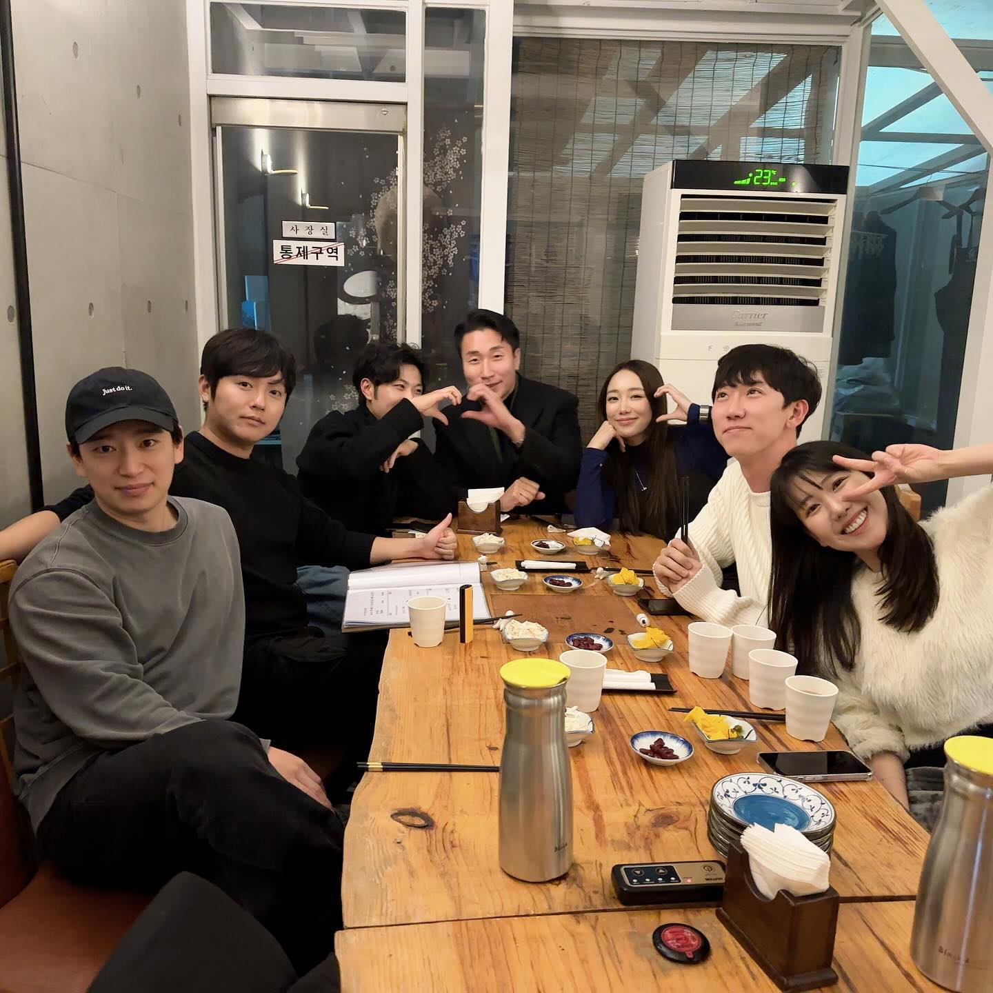 23년에 뭉쳐진 노인정
추억 박제
막내 교육 좀 잘하자

#연대영ceo #노인정 #개념교육