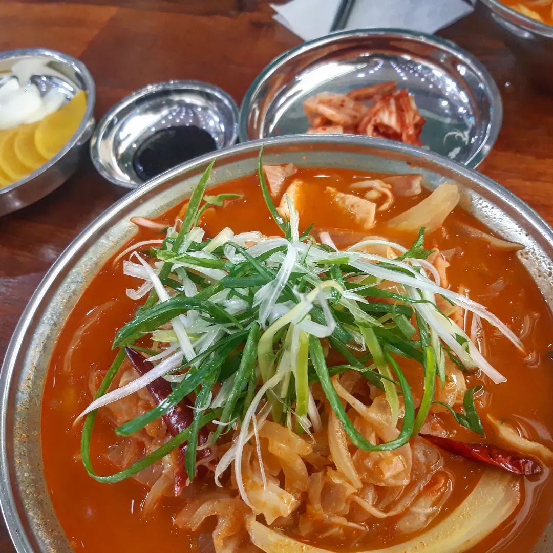 님들 ㄱ 하세요.. #짬뽕 은 #고구려짬뽕 ,,!!
그냥 흔한 프렌차이즈가 아님 ㅠㅠㅠ 찐 고구려 짬뽕.. 👍👍
#시흥 에 위치해 있어요! 서울 시흥 ? ㄴㄴ 경기도 시흥! 차가 있어야 가는 #맛집 
점심시간에 사람들 밀려 넘치는데 짖짜 자리 없어서 치우고 받고 치우고 받고 하는 수준.. 극 I인 저한테는 너무 어려웠던 곳.. ㅎㅎ 
오후 3시 이후에 가면 사람 별루 없어서 그 때 방문하는게 좋아요!
보통 사람들 주문한 거 보면 #탕수육 에 기본 짬뽕인 #옛날짬뽕 다 테이블 위에 올려져있는데 애기들 데려온 집만 짜장 올려져있더라구요!
저는 여기 그냥 짭뽕도 너무 맛있고 좋지만 #불짬뽕 이 진짜 허벌나게 매워서 너무 좋습니다,, 베트남 고추 낭낭하고 국물도 매우면 주황색 띄는 거 알죠.. 눈뭇 콧물 다 빼고 먹습니다 ㄹㅇ.. 그정도로 맛있거든요..❣
해장에도 진짜 좋고 탕슉은 부먹으로 나오는데 또 따로 간장 만들어서 고춧가루 그득하게 뿌려주고 찍어먹어야함.. 맵달 조합 너무 좋아,,❤
가서 먹는 집은 진짜 여기 아니면 오이도쪽에 교동 짬뽕집 있는데 담엔 교동짬뽕집 소개해드맇게여,, 
진짜 갈 일 있음 꼭 가보세여 여긴 꼭 메모해야함.. 전 짬뽕때문에 시흥오는 수준이 아니라 걍 짬뽕때문에 시흥 오는거임 ㄹㅇ..🥰

#먹스타맞팔 #먹스타그램 #맛스타 #맛스타그램 #짬뽕맛집 #경기시흥맛집 #시흥맛집 #맛집스타그램 #먹팔하면맞팔 #먹팔맞팔 #맛팔 #맛팔해요 #팔로우 #foodstagram #follow #맛집추천 #먹방 #먹부림 #선팔하면맞팔 #중식