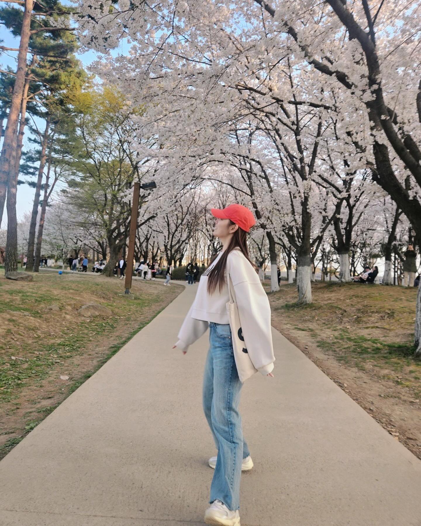 나도 벚꽃놀이이이이🌸
굳이굳이 멀리 안가도 동네에서 해결❣️

이젠 편하게 툭 운동삼아 꽃 구경하는것도
나뿌지않네에~😝
