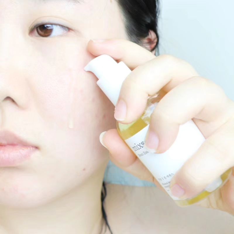 (협찬) 올리브영 세일 때 데려온 각질케어 에센스!
올리브영 단독으로 나온 콩에센스 기획세트에요
피부정돈이랑 수분 충전을 동시에 항 수있는 기적 콩 에센스

믹순 브랜드에서 인기상품 1위를 차지한 제품이에요
자극 없이 각질케어가 가능해서 꾸준히 사용중!
발효 콩을 사용한 쫀쫀한 텍스처라서
피지와 각질을 정돈한 뒤에 피부 틈 사이사이를
빈틈 없이 꼼꼼하게 수분으로 꽉 채워준답니다

▪️블랙헤드 면적 축소 19.25%
▪️피부 각질 완화 5.3%
▪️피부 피지량 감소 85.8%
▪️피부결 개선 8.02%
mixsoon_official 

#믹순 #콩에센스 #올리브영 #각질케어에센스