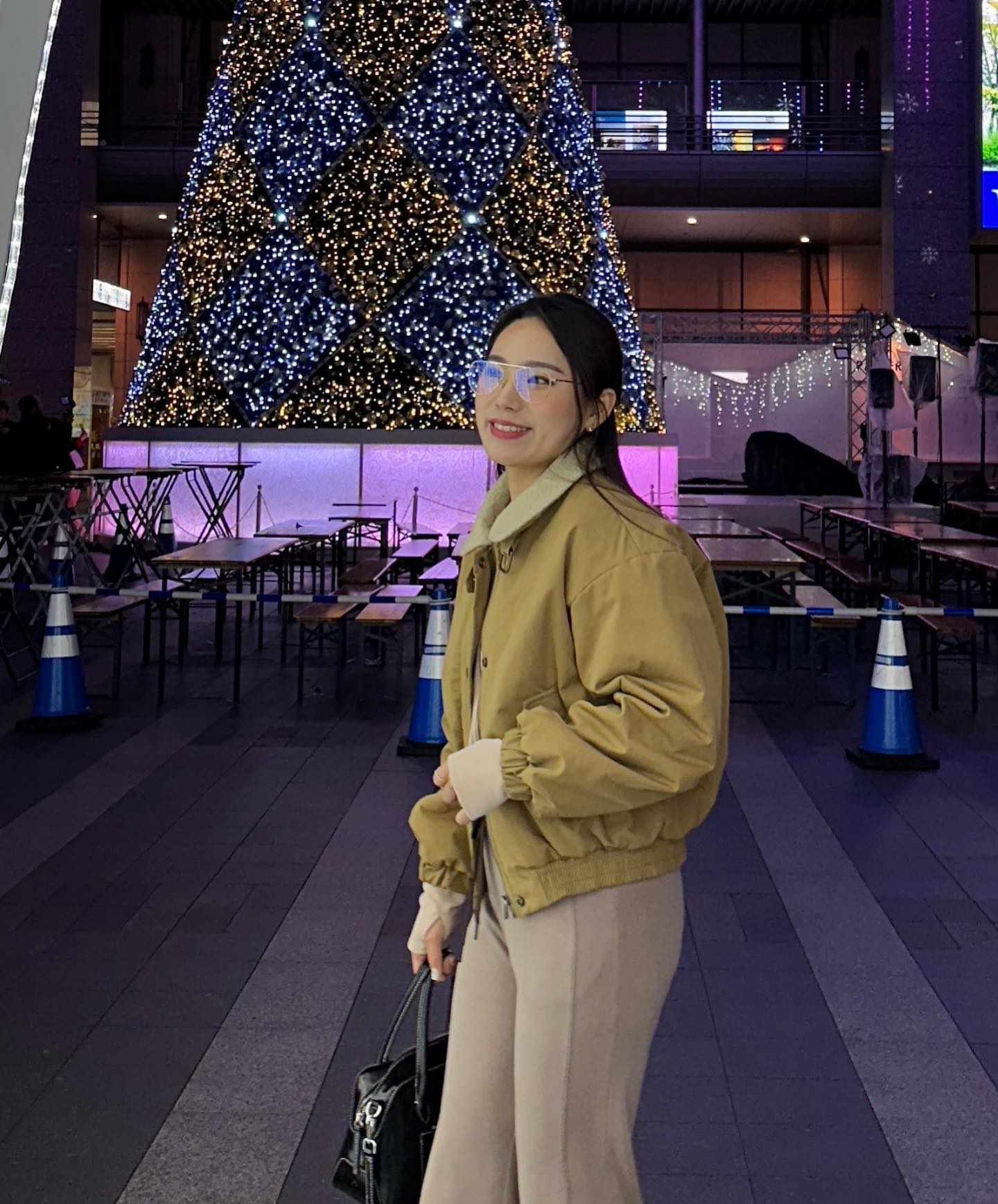 후쿠오카 4박하면서 하카타역 근처에서 묵었는데
여기저기 이동하기도 좋았고
하카타역 앞에 커다란 트리도예뻤고
귀여운 소품이며 따뜻한 샹그리아 파는 것도 
매 우 조 와 따 🎄🍷

유일한 아우터 till.idie_official 💛
#후쿠오카여행 #후쿠오카핫플 #하카타역 #틸아이다이 #디자이너브랜드