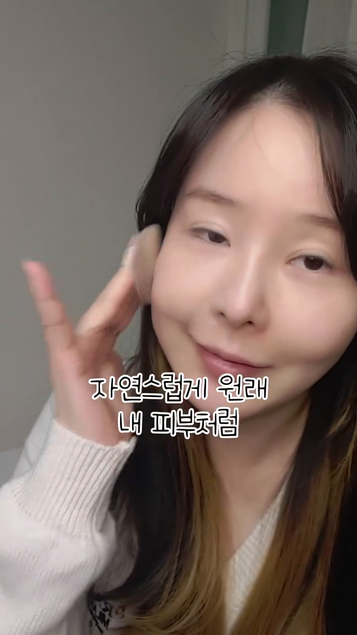 [LOVER 제품지원]

이 쿠션 말해무엇~! ❤️❤️ 
자연스런 톤보정에 커버까지 넘나 맘에 들어서 할말이 없따구🥰

age20s_official 

#AGE20S #에이지투웨니스 #디오리진에센스팩트 #디오리진팩트 #오리진팩트 #오리지널팩트
#에이지팩트 #에센스팩트 #촉촉한팩트 #촉촉한쿠션 #팩트추천 #쿠션추천 #원래좋은피부처럼 #AKLOVER