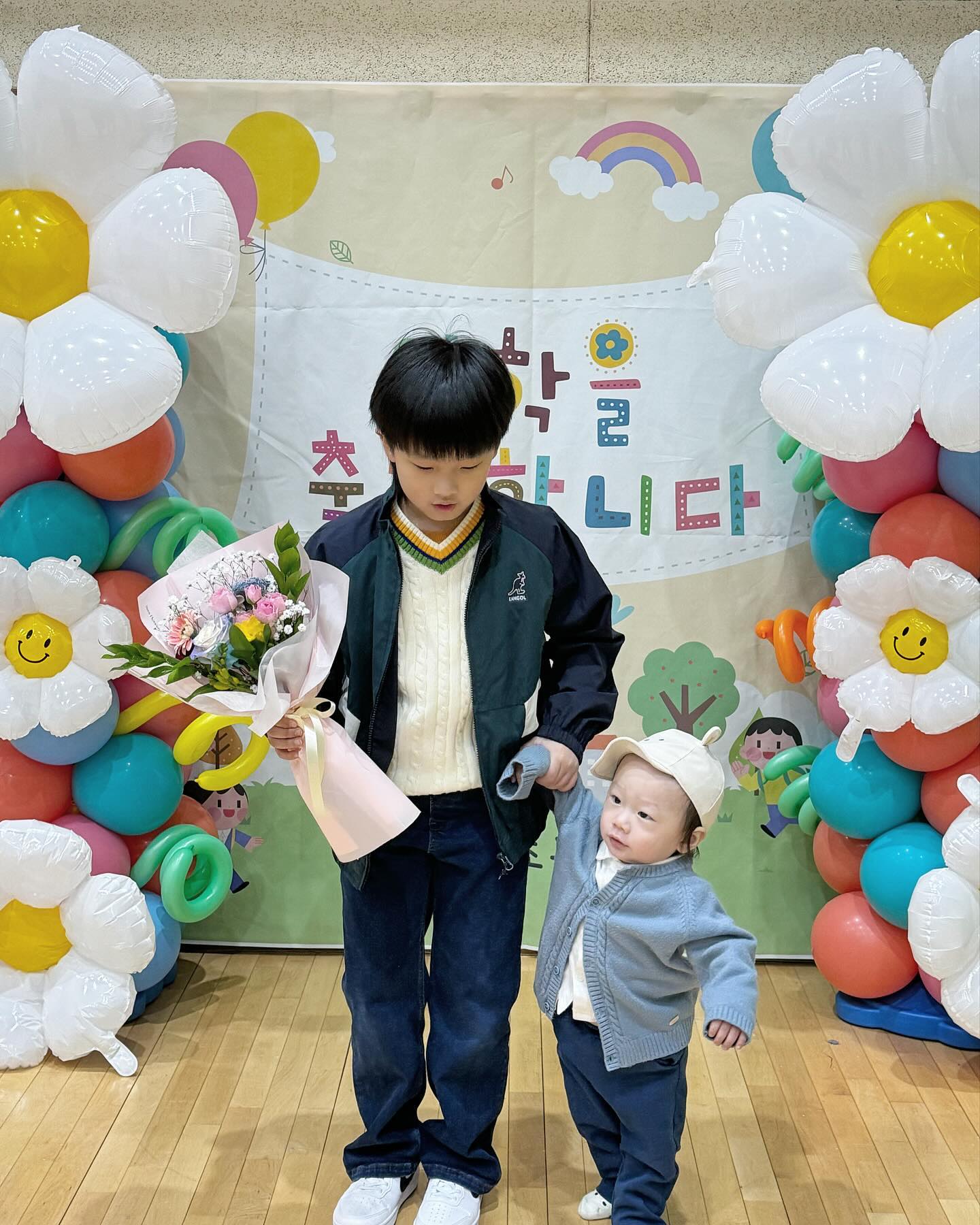 🫶🏻
첫찌입학식에
할아버지 할머니들 다집합
케이크꽃다발용돈받고
꼬기먹고 커피마시고
할머니스타벅스닉네임ㅋㅋ
#초딩 #1학년