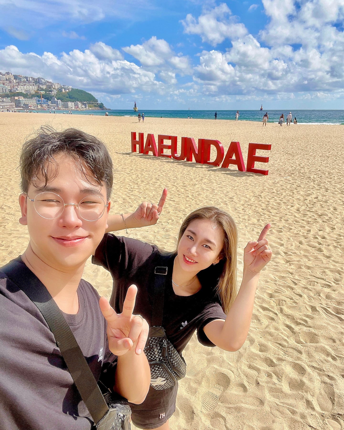 🫰🏻

몇 년 만의 해운대인지!
(사실 둘이서는 첫 부산)

오랜만에 왔더니 신기한 게 생겼다.

포토존에서 QR 스캔을 하면
관광안내소 옥상에 있는 카메라로
해운대 전경과 포토존에 있는 우리를 찍어서
사진을 폰으로 전송해 준다.