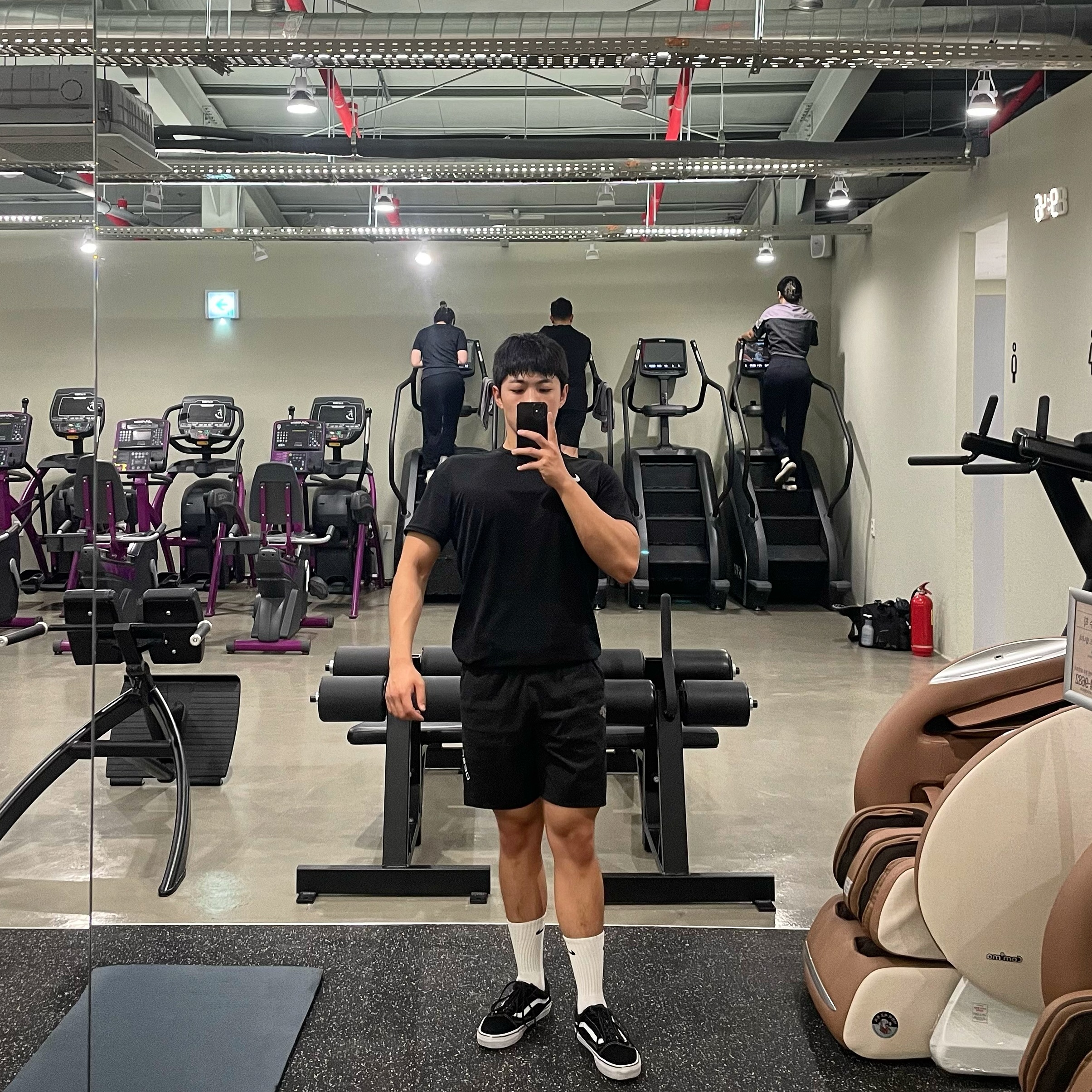 gem의 대회일지 134일차📝

#pushday

어제는 회사 회식 때문에
어쩔수없이 저녁식단도 못하고(그래도 술은🚫)
운동도 운동장 걷기로 마무리해서
오늘은 좀 빡세게 운동하기🔥

어깨를 메인으로 가져가면서
OHP를 시작으로
덤벨 숄더 프레스
사이드 레터럴 레이즈
이지바 업라이트 로우
리버스 펙덱 플라이로 어깨 마무리 후

인클라인 벤치 프레스(스미스 머신)
딥스로 가슴 더 해주고

이지바 이두컬
이지바 리버스컬
덤벨 해머컬로 웨이트 종료하고

스텝밀 1시간으로 오늘 운동 끝💪

Tmi : 사람이 정말 약하다고 느끼는것이
의도한게 아닌 휴식으로 하루를 쉬었다고
운동에 대한 의지가 꺾여버리려고 하는게
정말 하루를 쉬면 내가 알고
이틀을 쉬면 주변 사람들이 알고
삼일을 쉬면 세상이 안다는 말이 딱 맞는것같다

몸과 마음 모두 성장해서 더 강한 사람이 되자!

#오운완 #스포츠모델 #대회준비 #134일
#헬스 #헬스타그램 #운동하는남자 #운동하는여자
#운동하는직장인 #운동기록 #운동소통 #운동맞팔 
#다이어트 #바디체크 #동기부여