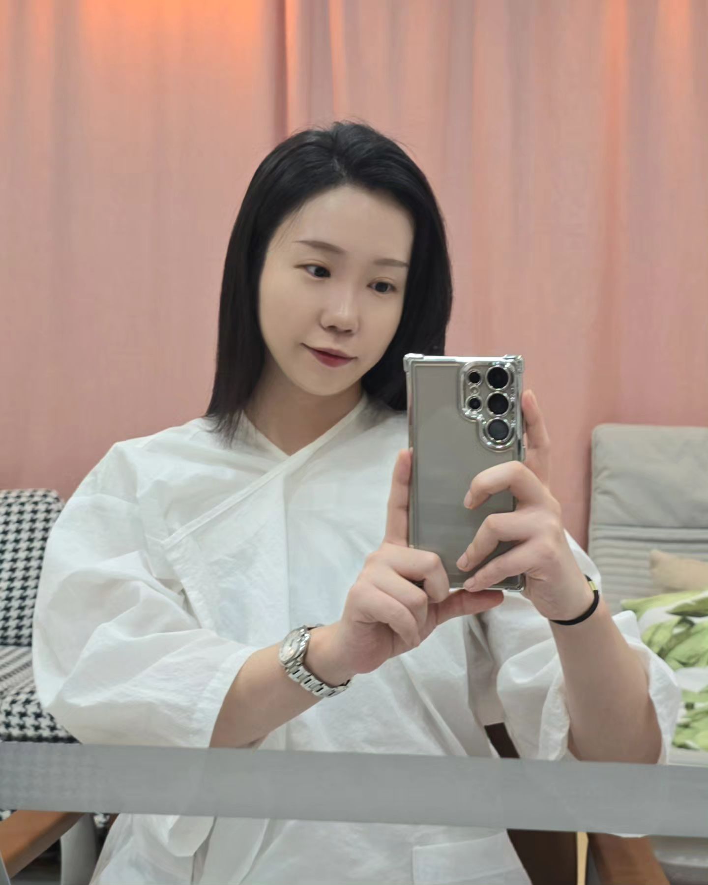 #광고
요새 머리를 열심히 감아도 기름지고 가려운 느낌에
공덕에 위치한 #두피케어 전문 <플레어> 방문했어요.
1인 예약제와 개별룸으로 프라이빗하게 관리해주세요.

먼저 제 두피 상태를 측정 해주시더니,
각질이 엄청 쌓여서 그렇다고.. 사실 제 두피 상태는
지성이 아니라 건성에 가깝다고 하셨어요😲😲!
평소 제가 가렵다고 느끼는 부분은
각질층이 굉장히 두껍게 쌓여있는걸 직접 확인했답니다!!

각질 스크럽부터
제가 두피열이 많은 편이라서 맞춤 앰플 관리도 해주시고,
삼푸도 정말 꼼꼼하게 손과 기계로  해주시더라고요.

올바른 샴푸법에 대한 안내도 받고,
확실히 이렇게 한 번 케어받으니 정말 개운해서
주기적으로 가고 싶은 곳이에요.
근처 직장인 분들은 점심시간을 이용해서도 많이 관리 받으러 오신다 하더라구요!
메이크업, 두피염색 등의 관리도 진행하니 가까우신 분들은 방문해 보세요💞

flairhand
#마포공덕탈모관리 #헤어라인탈모관리 #공덕두피염색미용실 #마포두피관리 #서울시 #소상공인 #판로개척